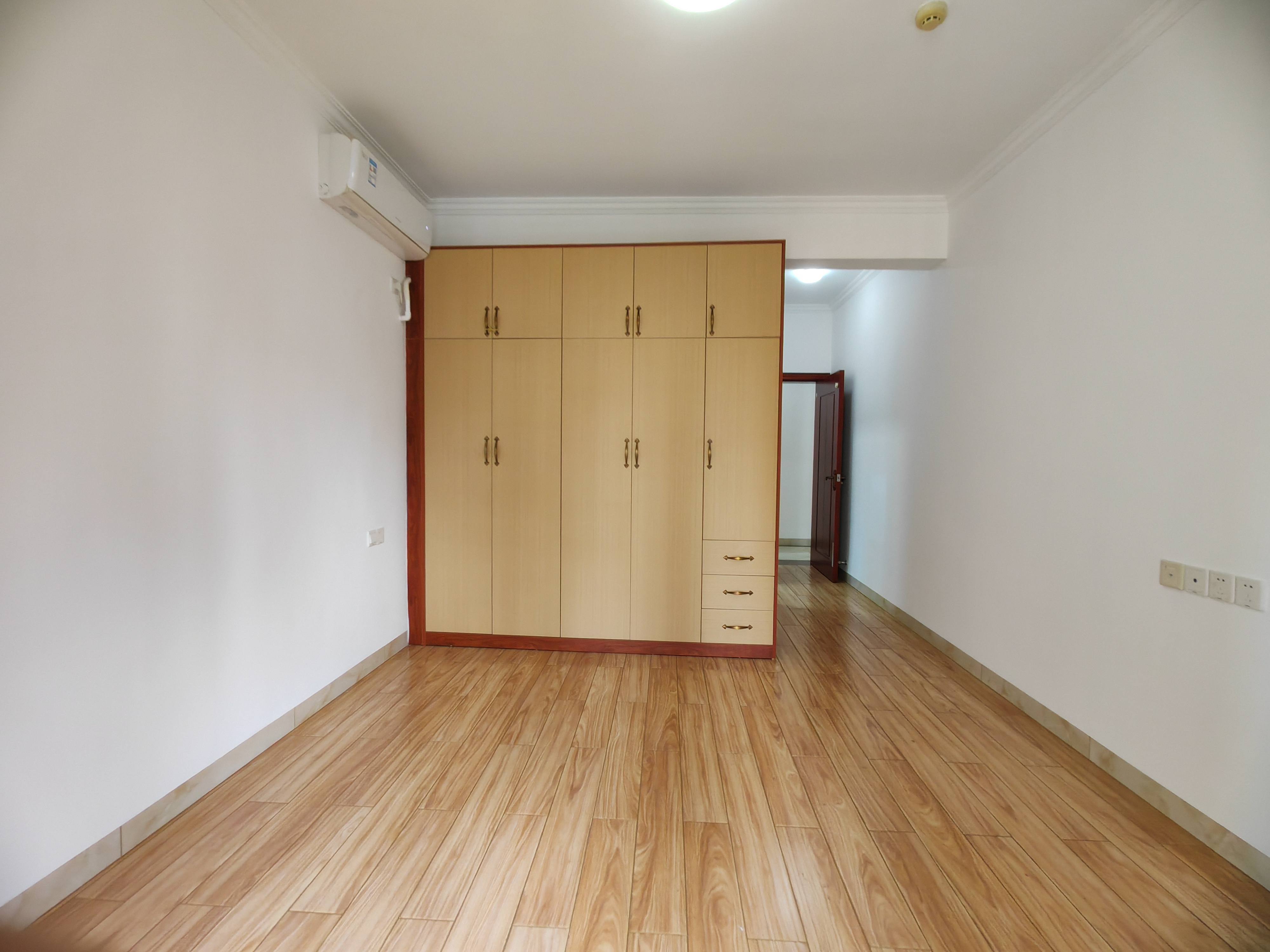 海航豪庭南苑 3室2厅2卫 297.0万 海航豪庭南苑 3室2厅2卫 297.0万客厅