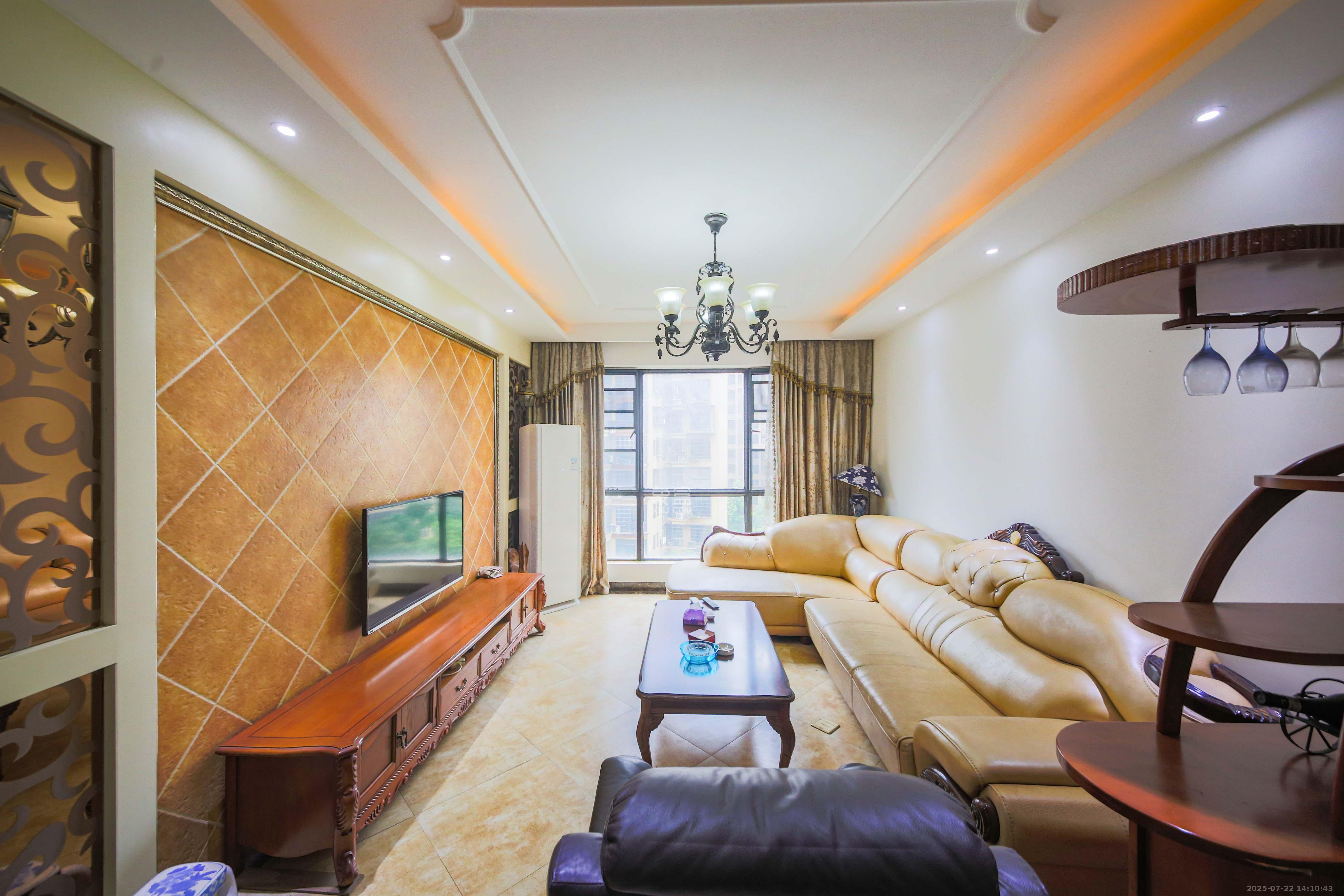 康斯丹郡（融程领秀佳园）  3室2厅1卫    70.0万客厅