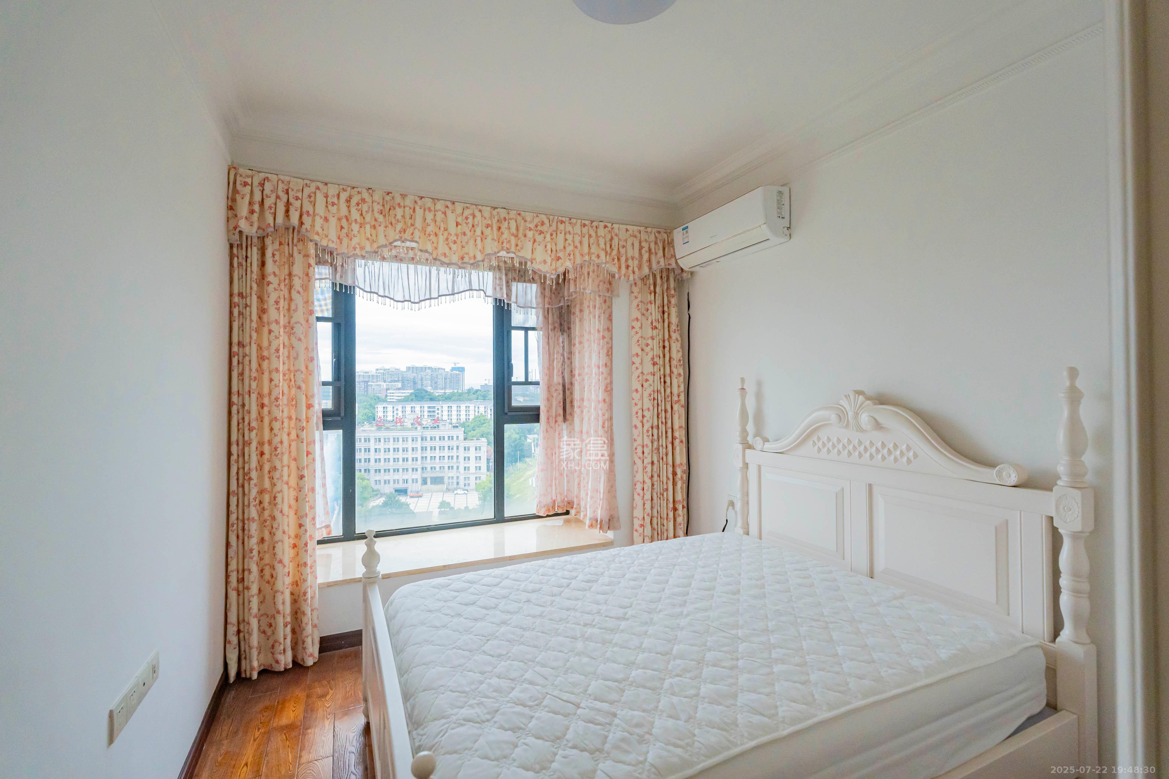 藏珑湖上国际花园  3室2厅2卫    128.0万卧室