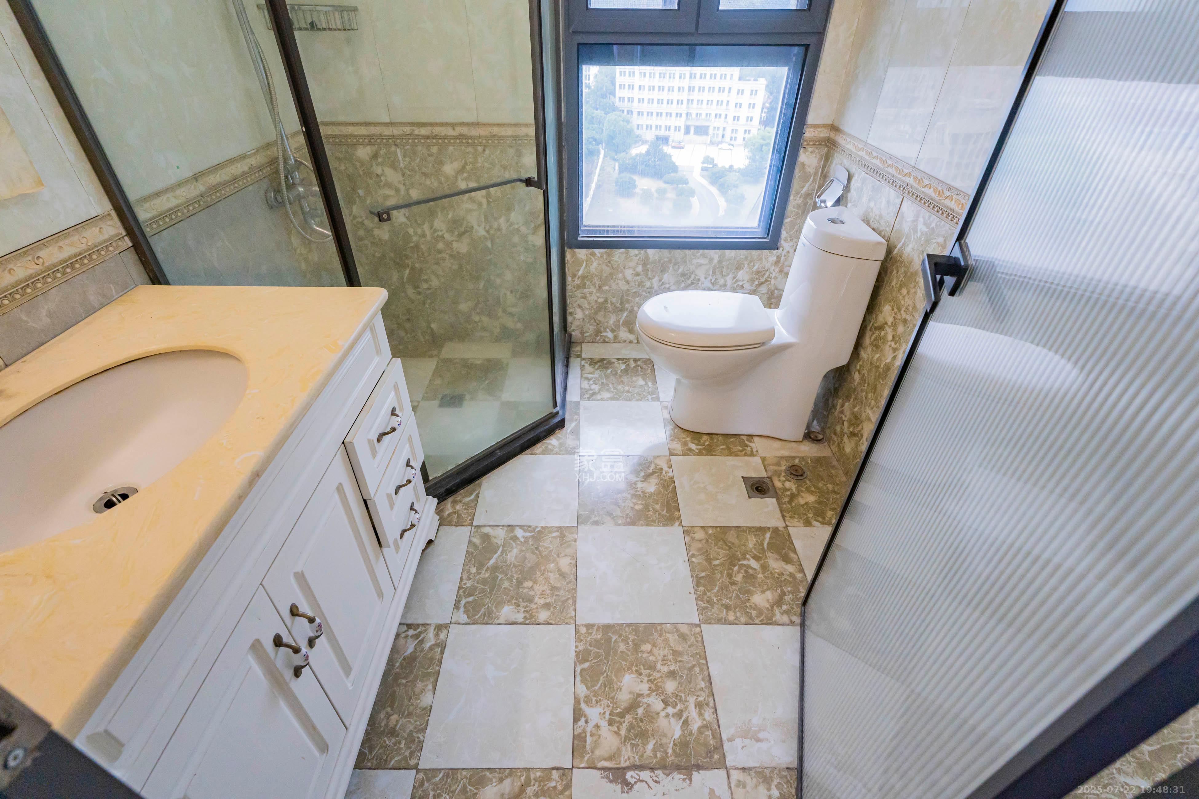 藏珑湖上国际花园  3室2厅2卫    128.0万卫生间