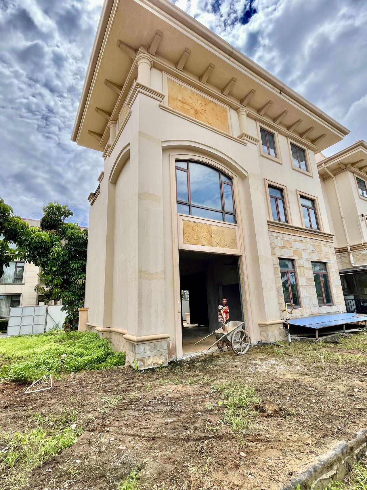 国瑞江畔花园 5室3厅4卫 950.0万 国瑞江畔花园 5室3厅4卫 950.0万客厅