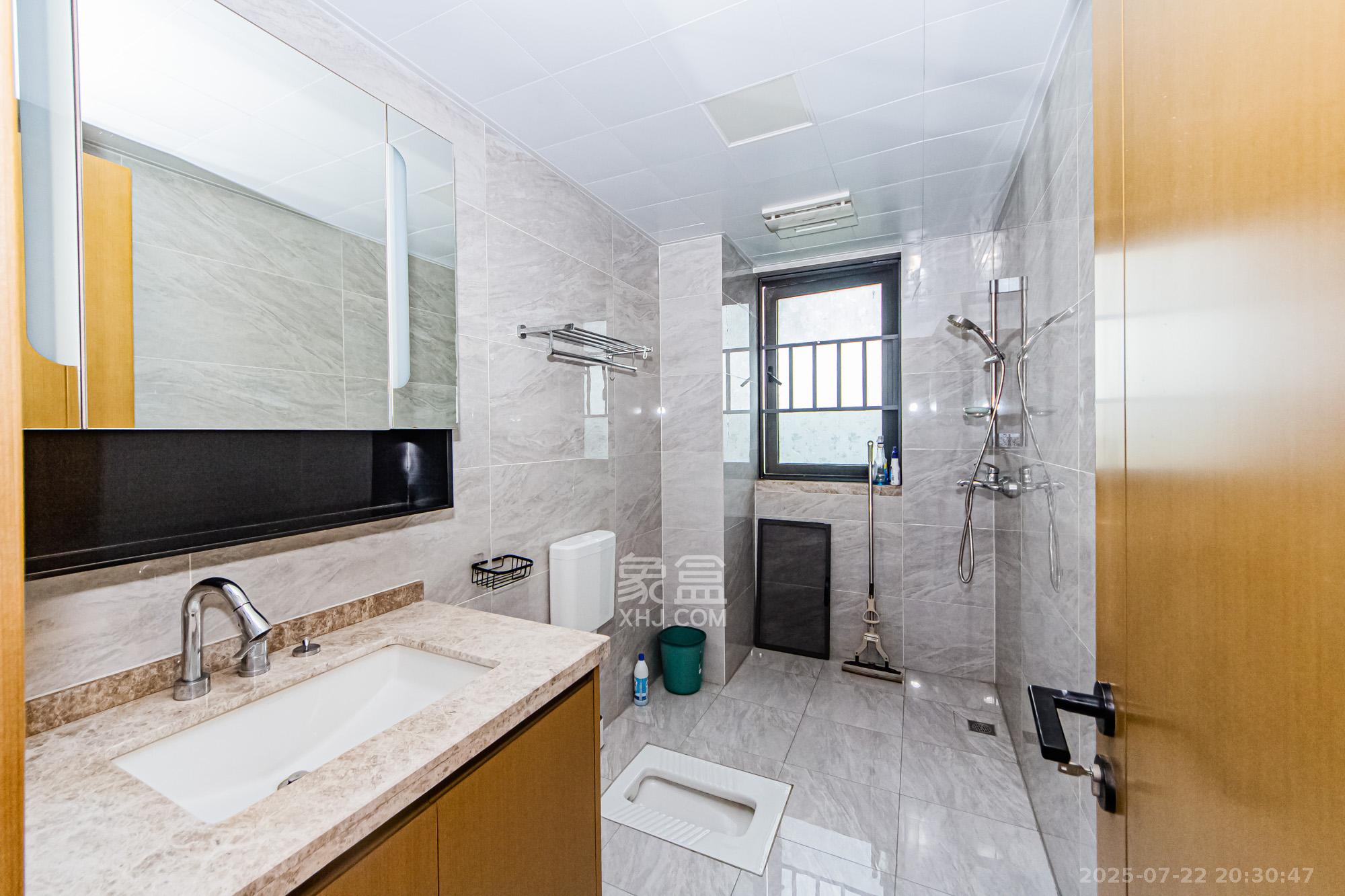 长房雍景湾  4室2厅2卫    180.0万卫生间