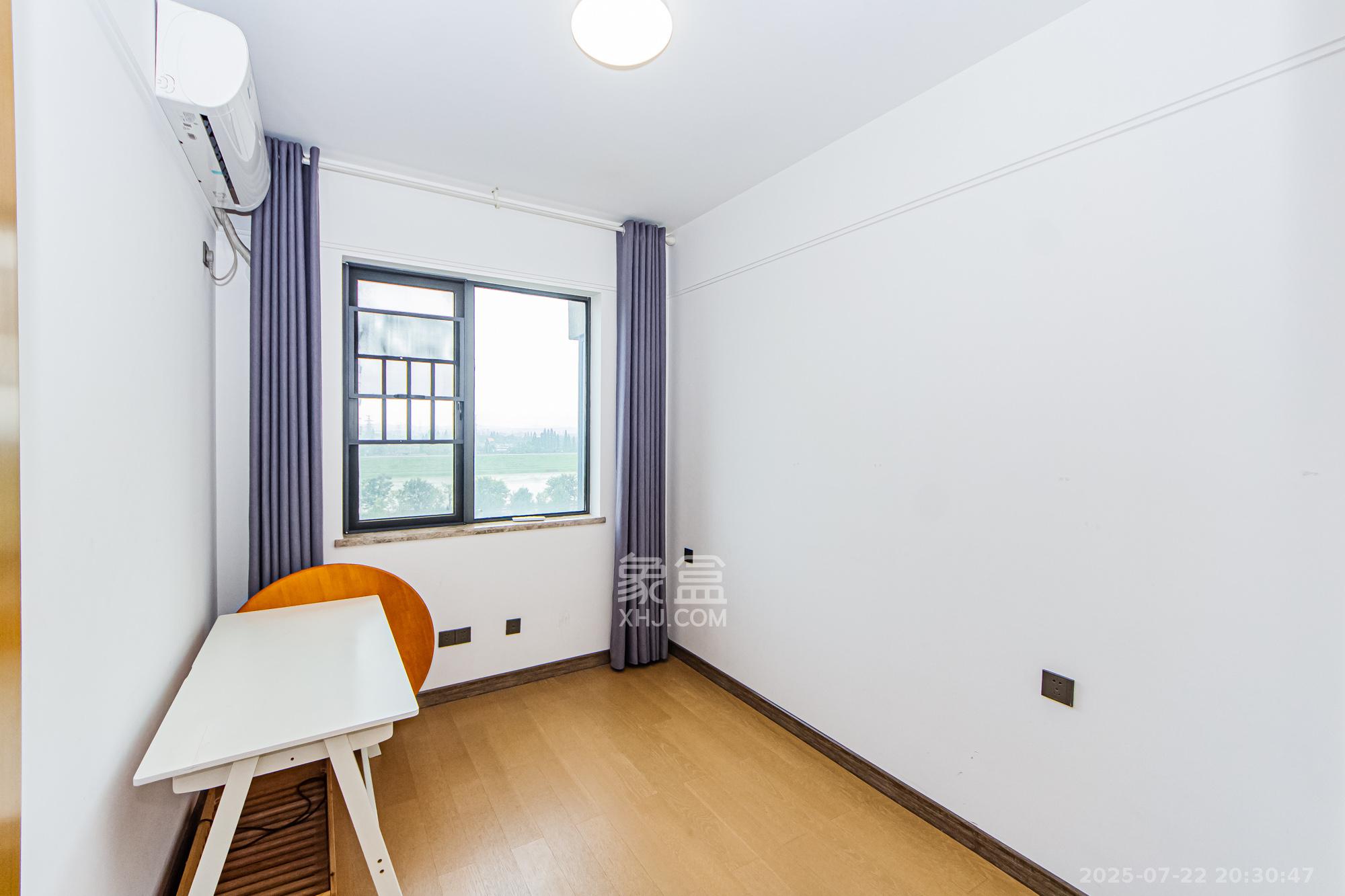 长房雍景湾  4室2厅2卫    180.0万卧室