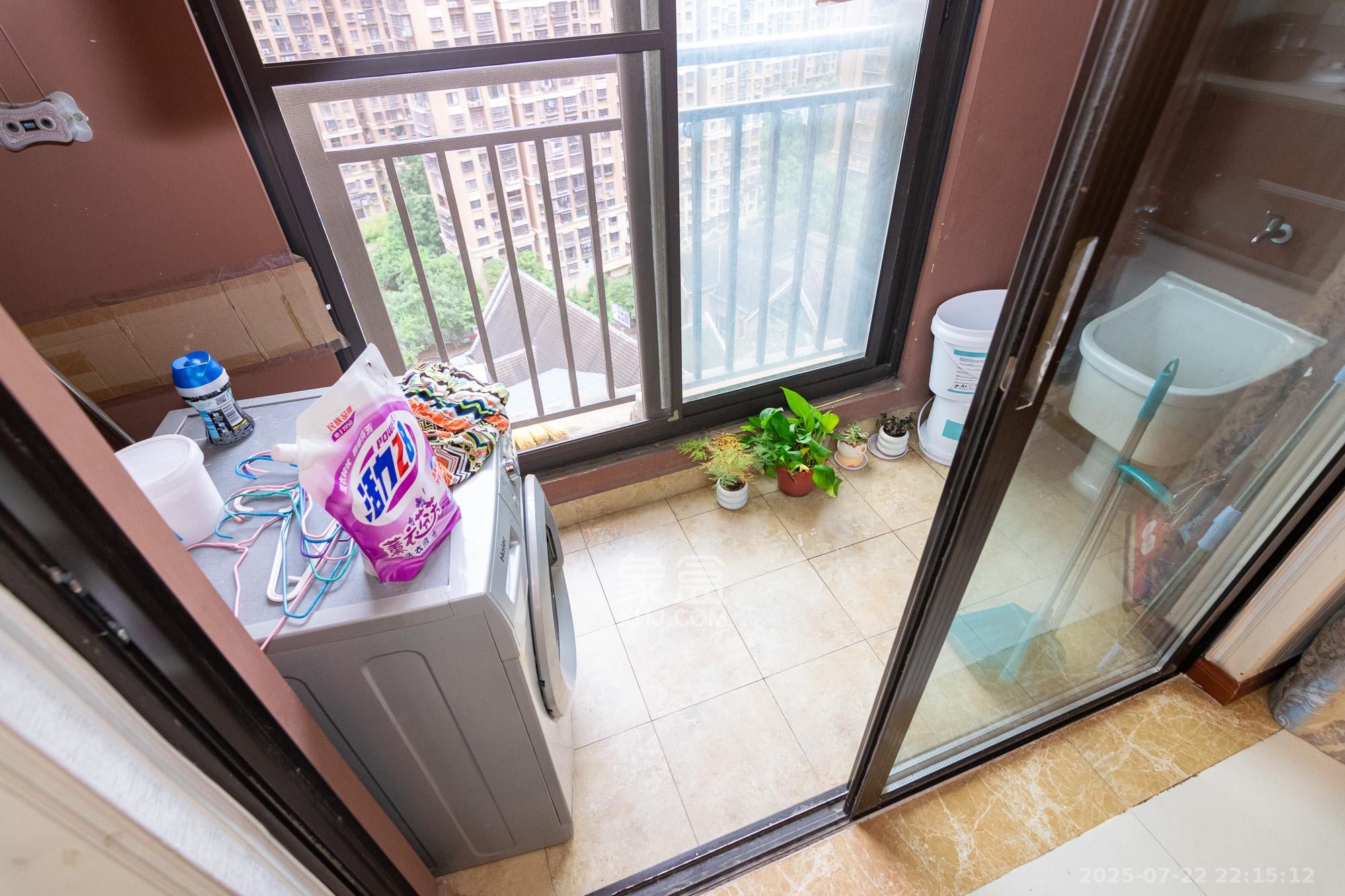 新城国际花都  3室2厅2卫    75.0万阳台