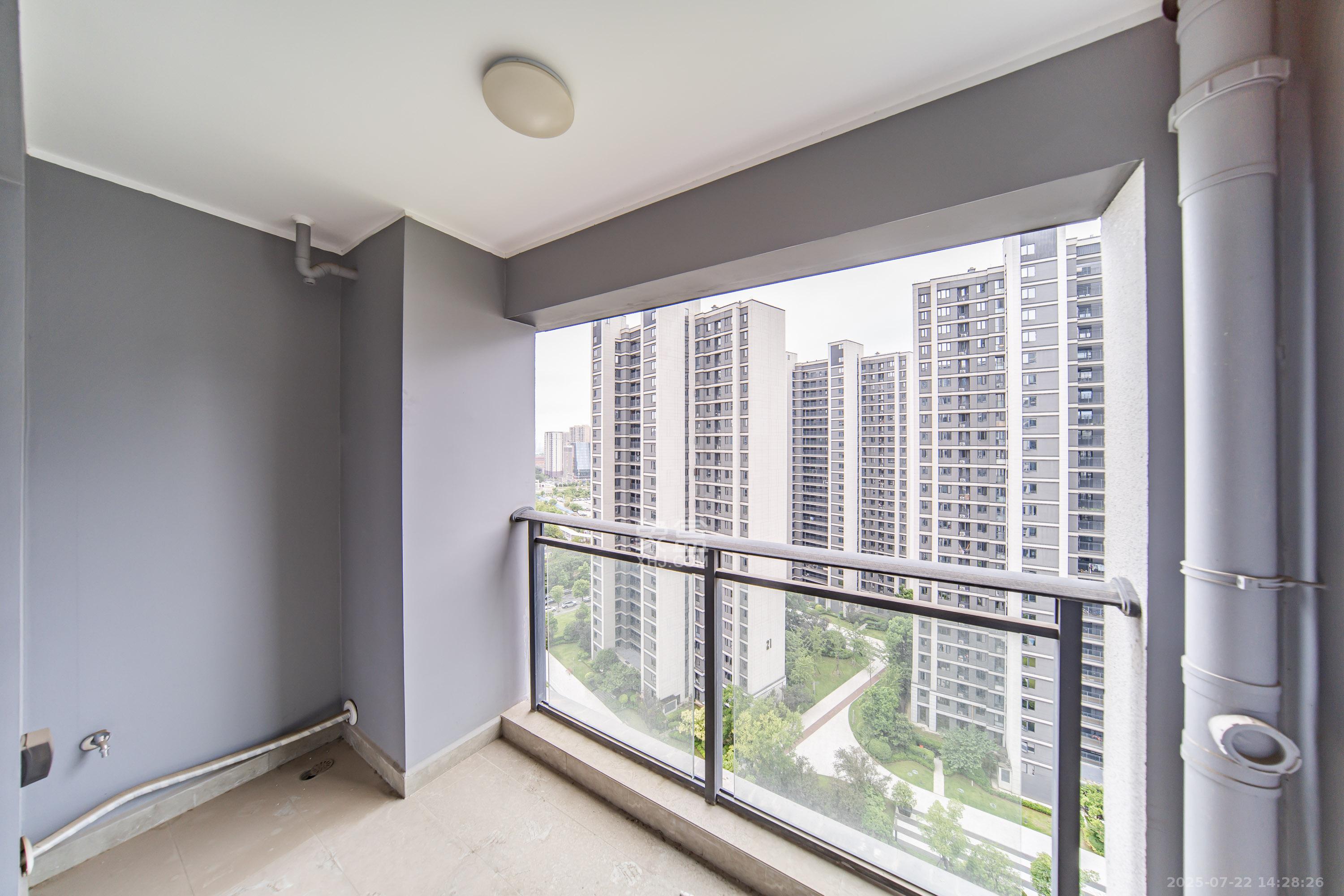 中海阅麓山一期 3室2厅2卫 142.0万 中海阅麓山一期 3室2厅2卫 142.0万阳台