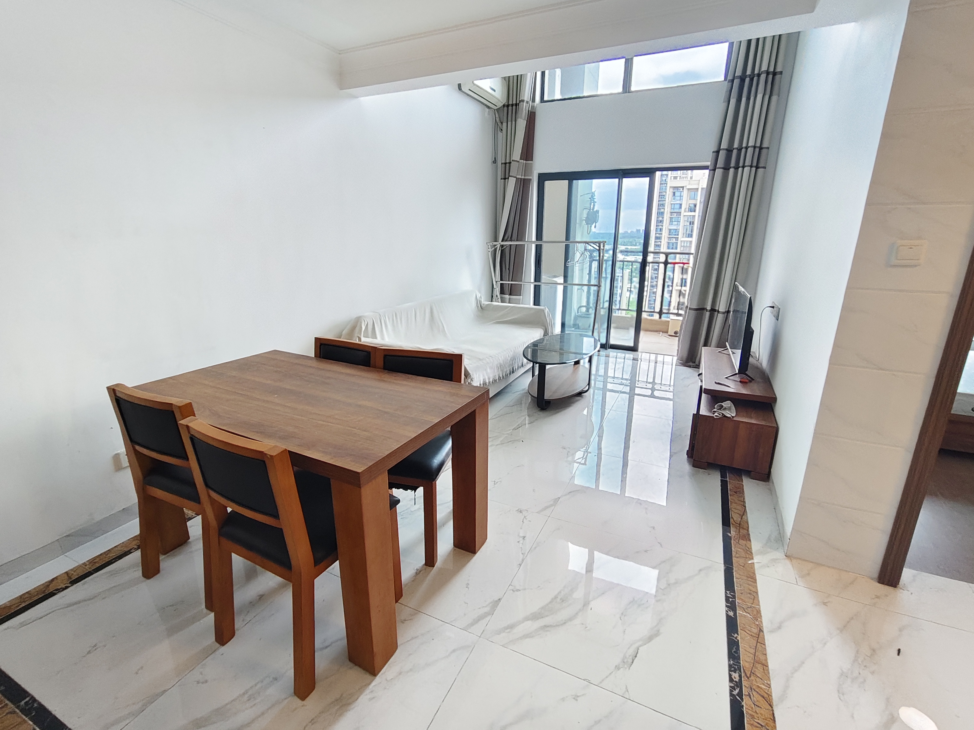 碧桂园一、二期(中央首府) 3室1厅1卫 2600.0元/月 碧桂园一、二期(中央首府) 3室1厅1卫 2600.0元/月室内图