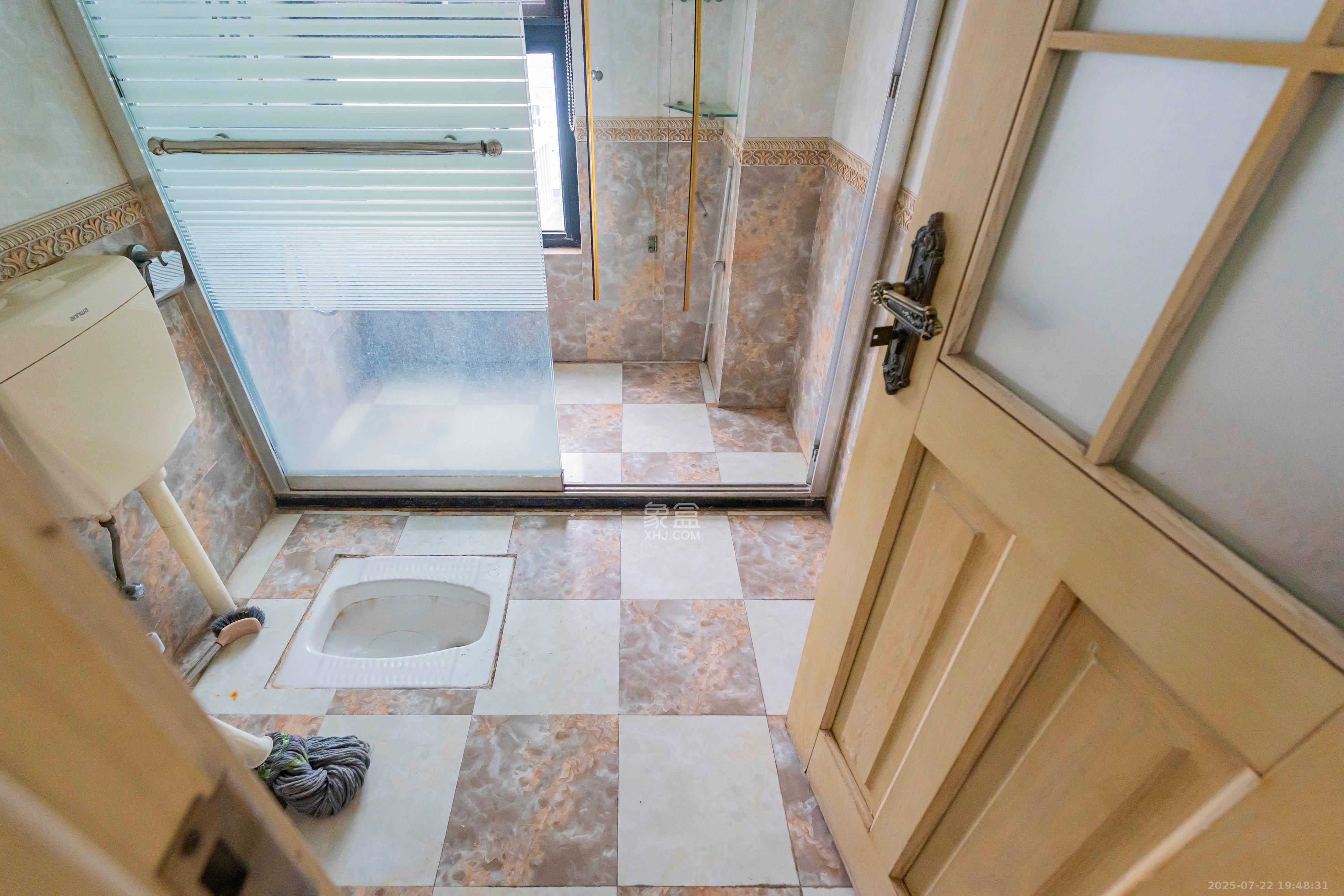 藏珑湖上国际花园 3室2厅2卫 128.0万 藏珑湖上国际花园 3室2厅2卫 128.0万卫生间