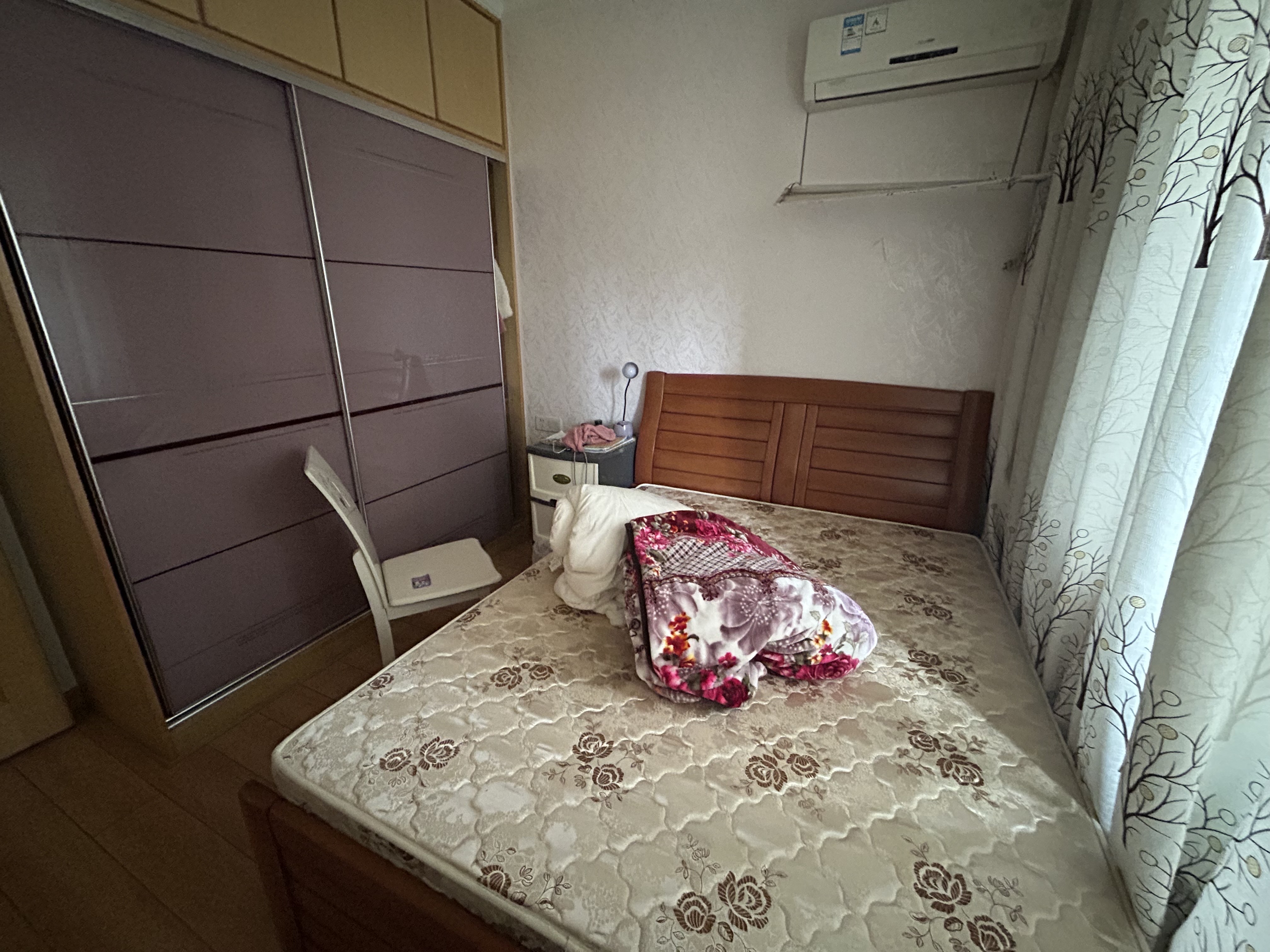 银海御苑  4室2厅2卫   60.00万客厅