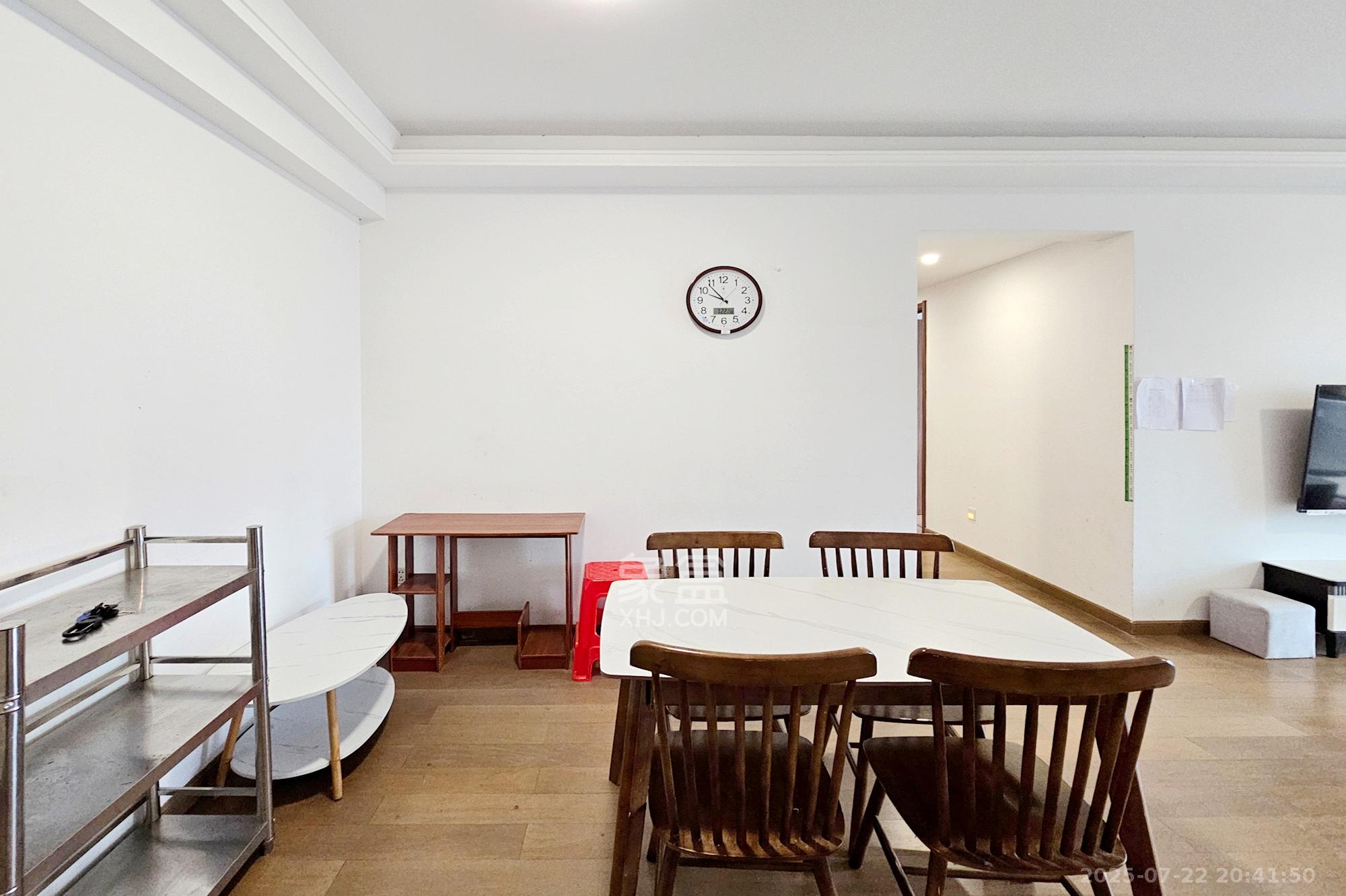 阳光城尚东湾蜜桃园 3室2厅1卫 112.0万 阳光城尚东湾蜜桃园 3室2厅1卫 112.0万客厅