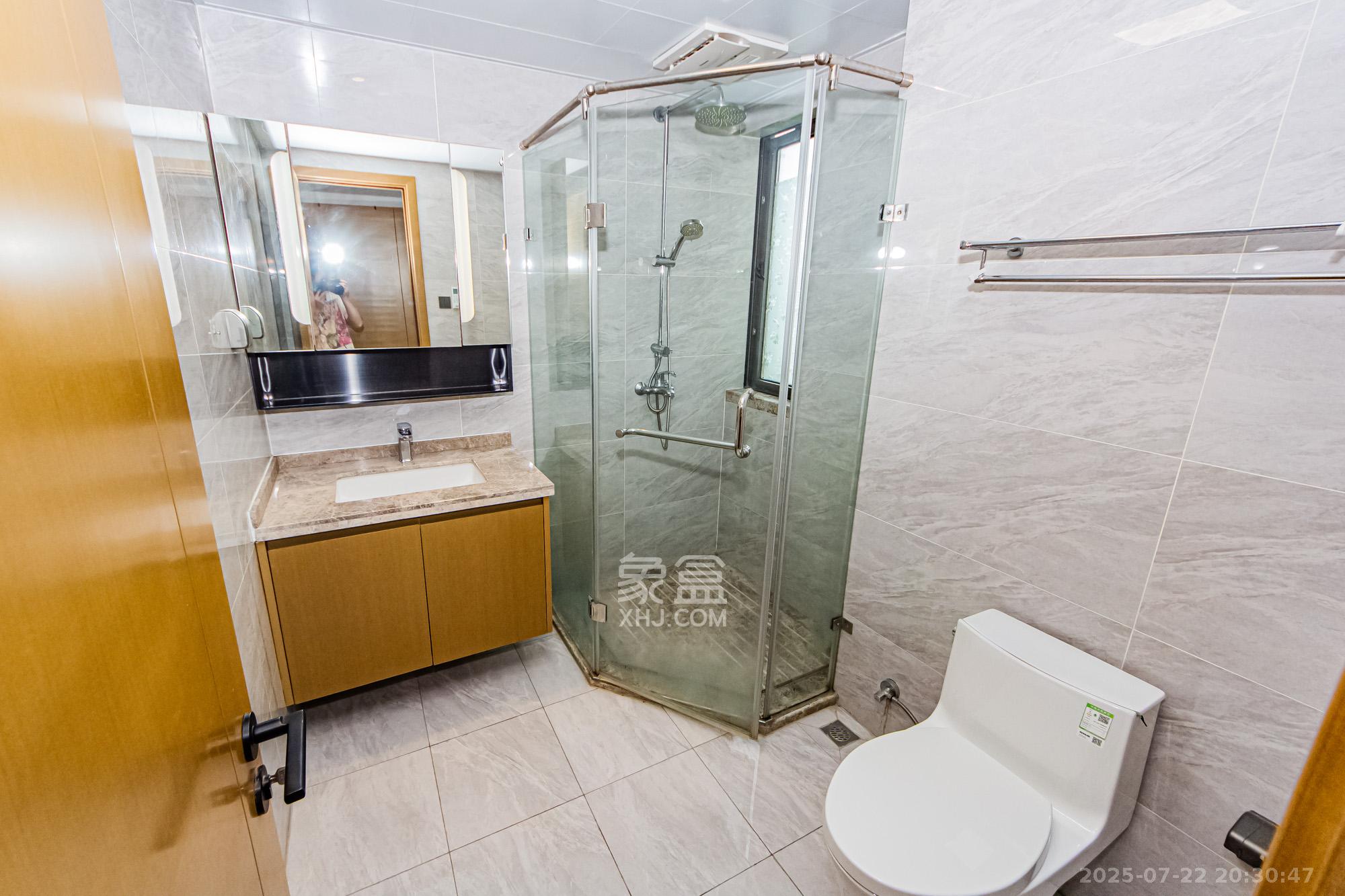 长房雍景湾  4室2厅2卫    180.0万卫生间