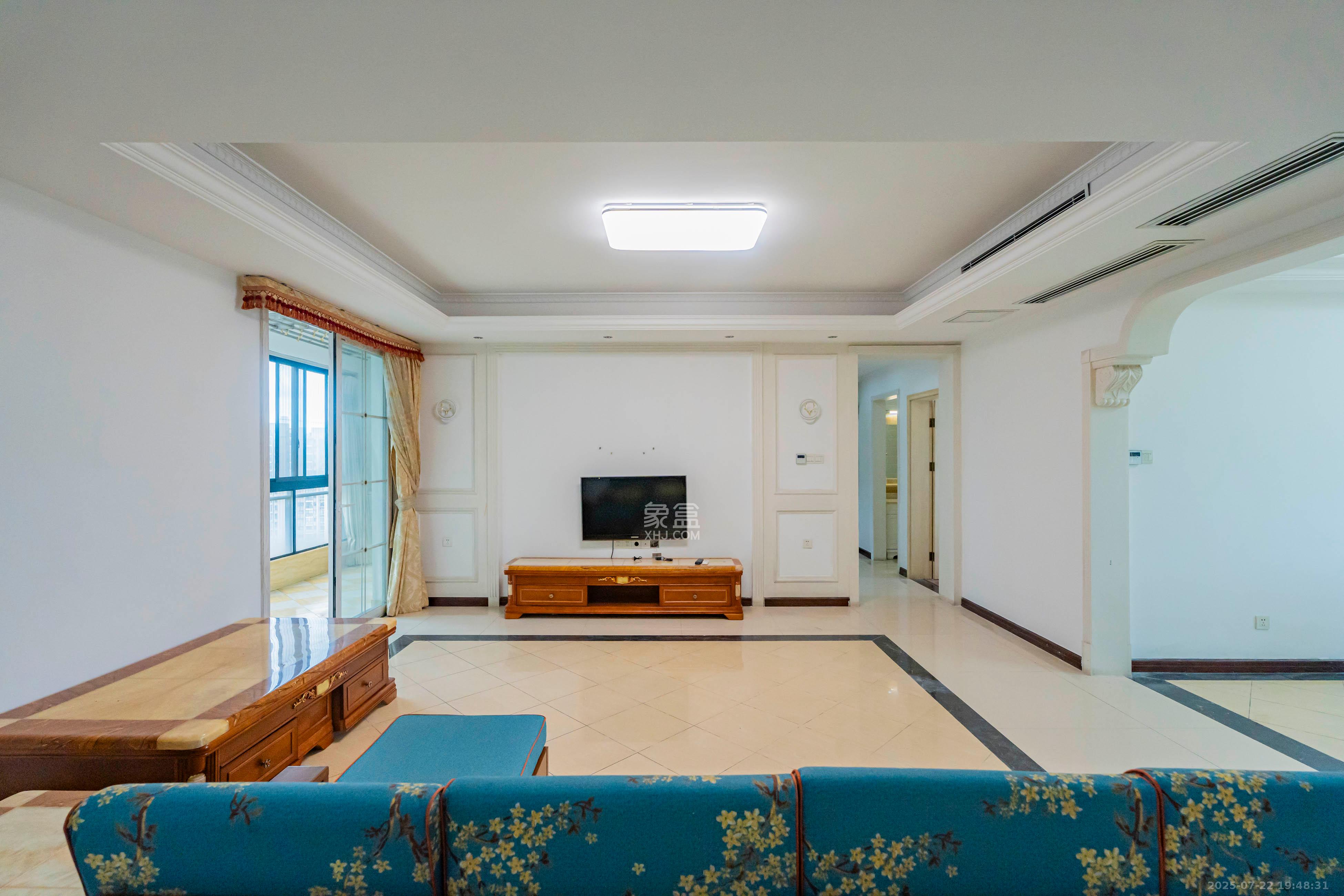 藏珑湖上国际花园 3室2厅2卫 128.0万 藏珑湖上国际花园 3室2厅2卫 128.0万客厅