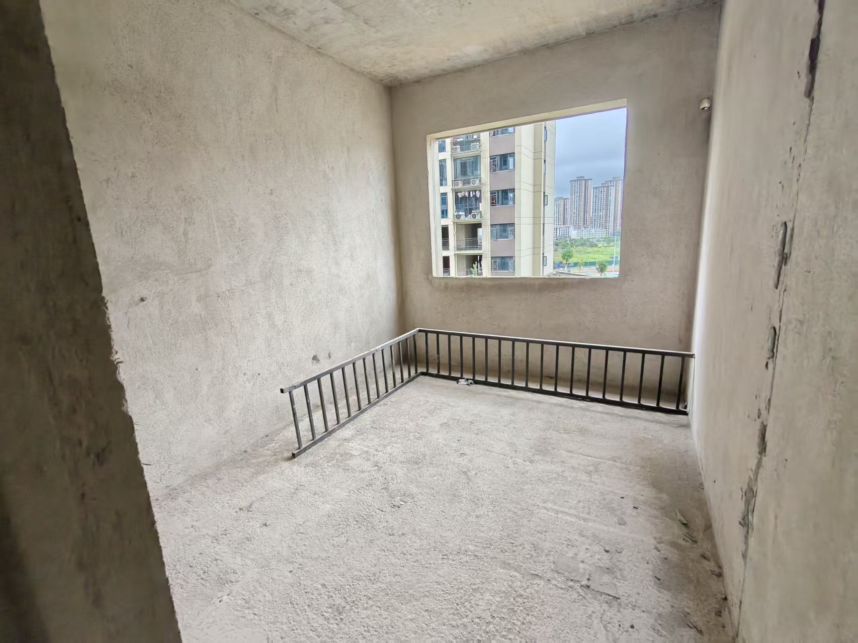 云泰天麓 5室2厅3卫 82.0万 云泰天麓 5室2厅3卫 82.0万客厅