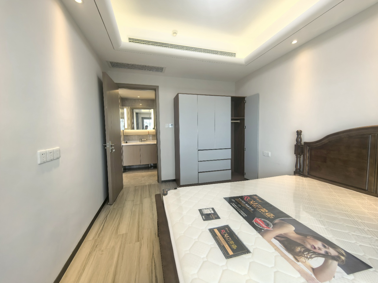 海域阳光(一二期) 2室2厅1卫 2600.0元/月 海域阳光(一二期) 2室2厅1卫 2600.0元/月室内图