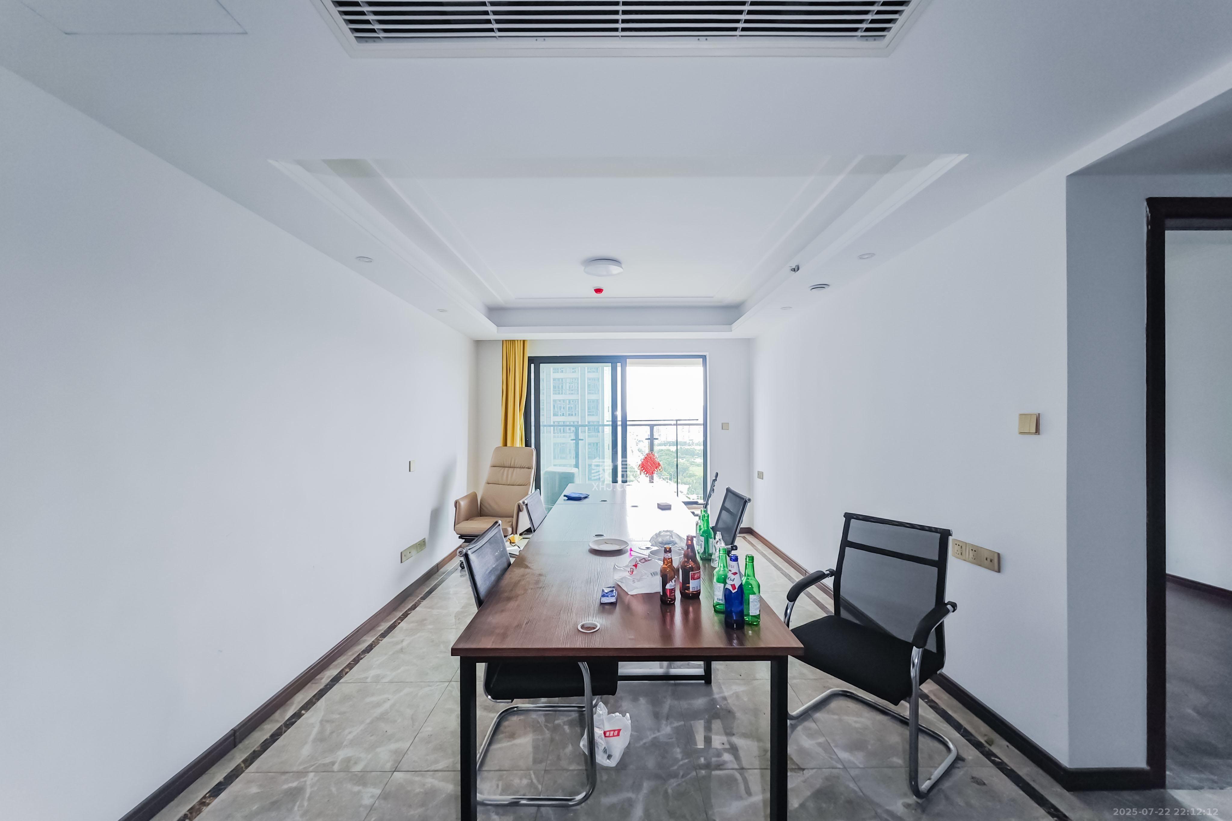 绿地长沙城际空间站（绿地新里佳苑）  3室2厅2卫    135.0万客厅