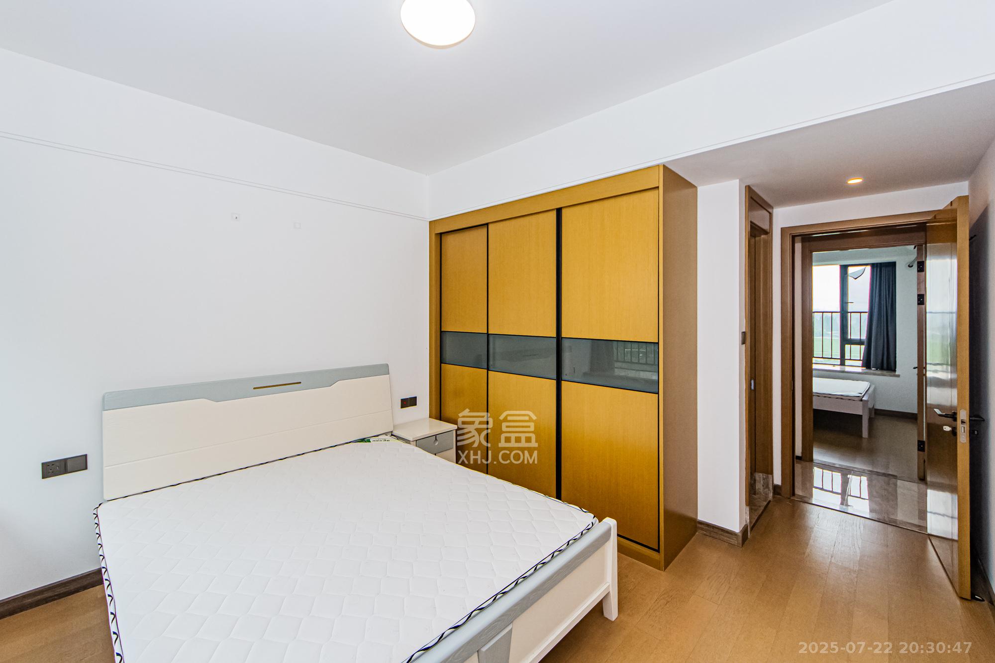 长房雍景湾  4室2厅2卫    180.0万卧室