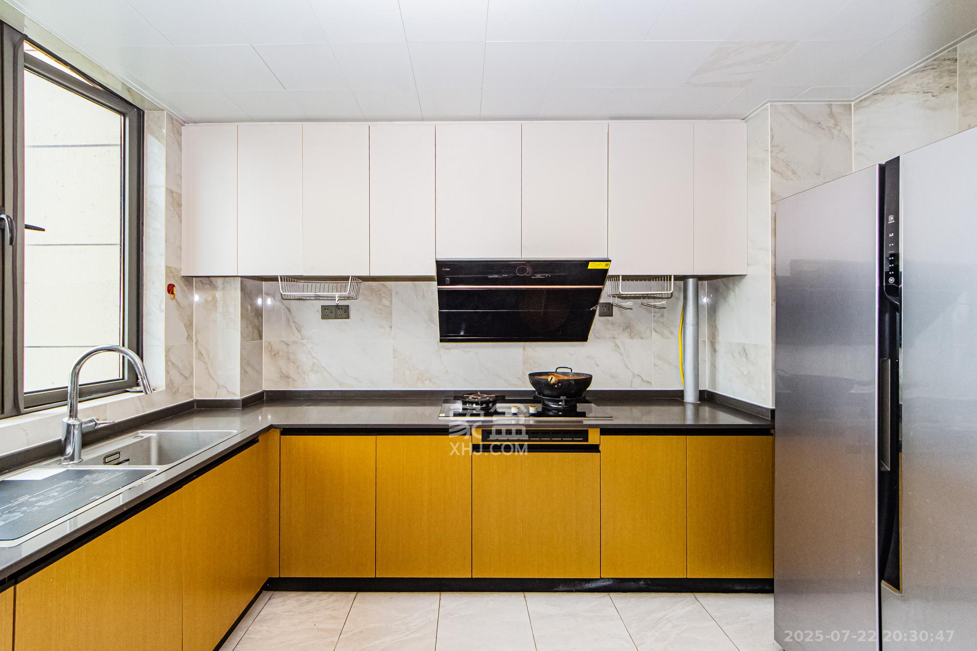 长房雍景湾  4室2厅2卫    180.0万厨房