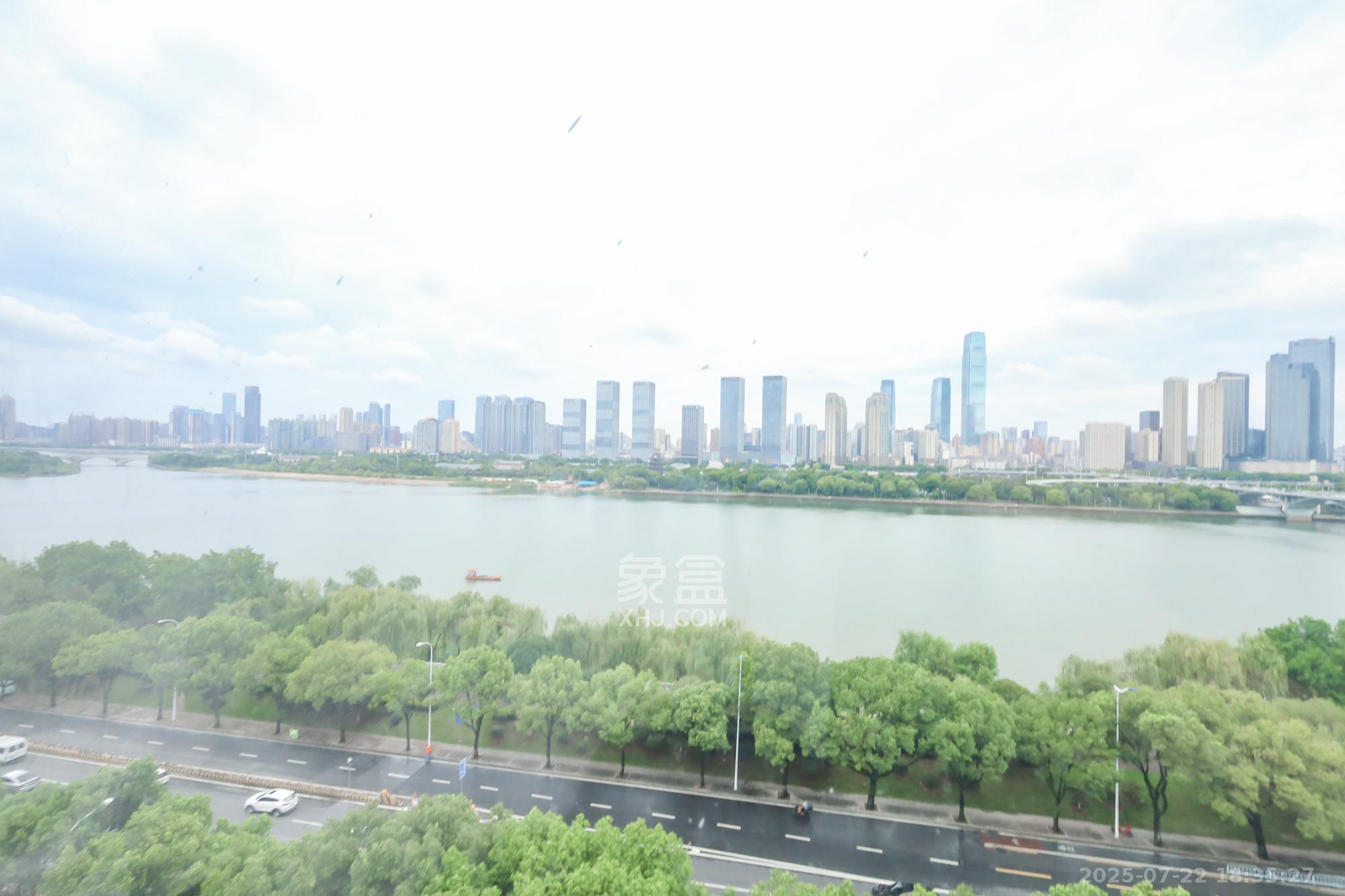 江岸景苑  5室2厅3卫    300.0万其他