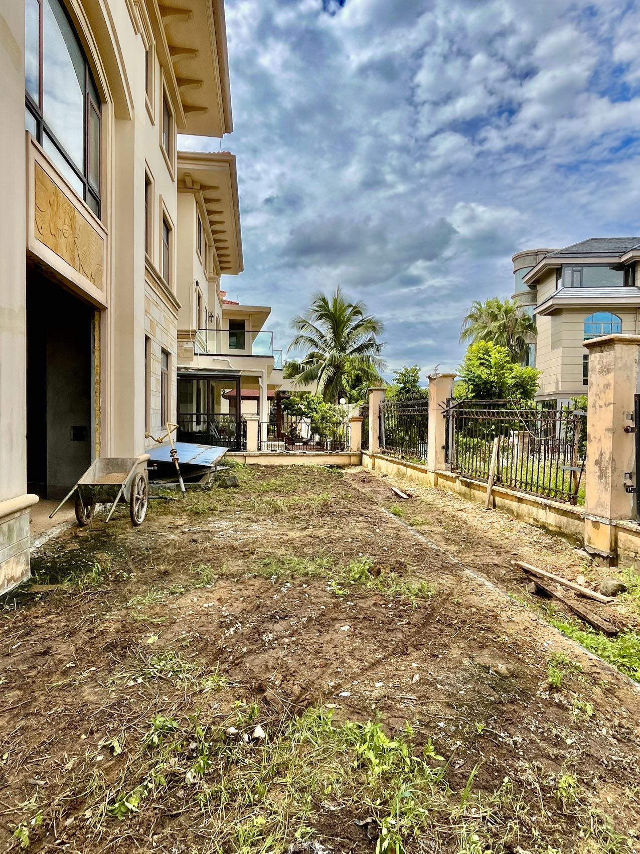 国瑞江畔花园 5室3厅4卫 950.0万 国瑞江畔花园 5室3厅4卫 950.0万客厅