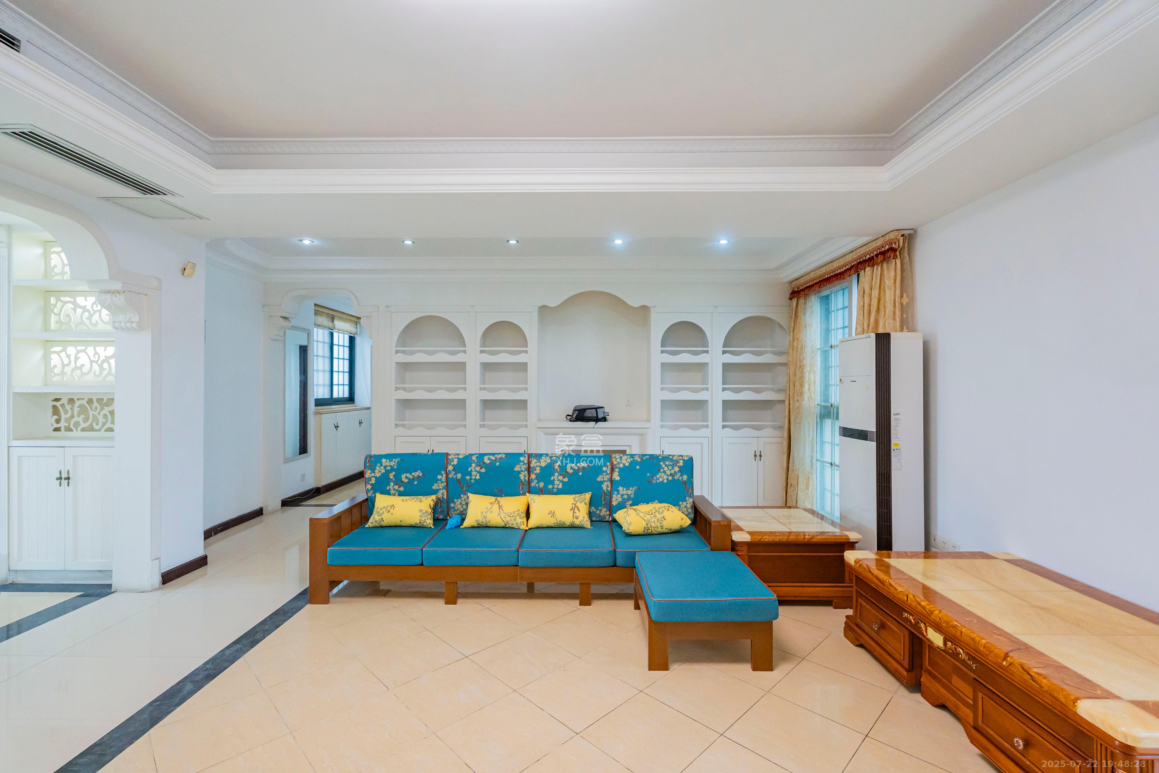 藏珑湖上国际花园 3室2厅2卫 128.0万 藏珑湖上国际花园 3室2厅2卫 128.0万客厅