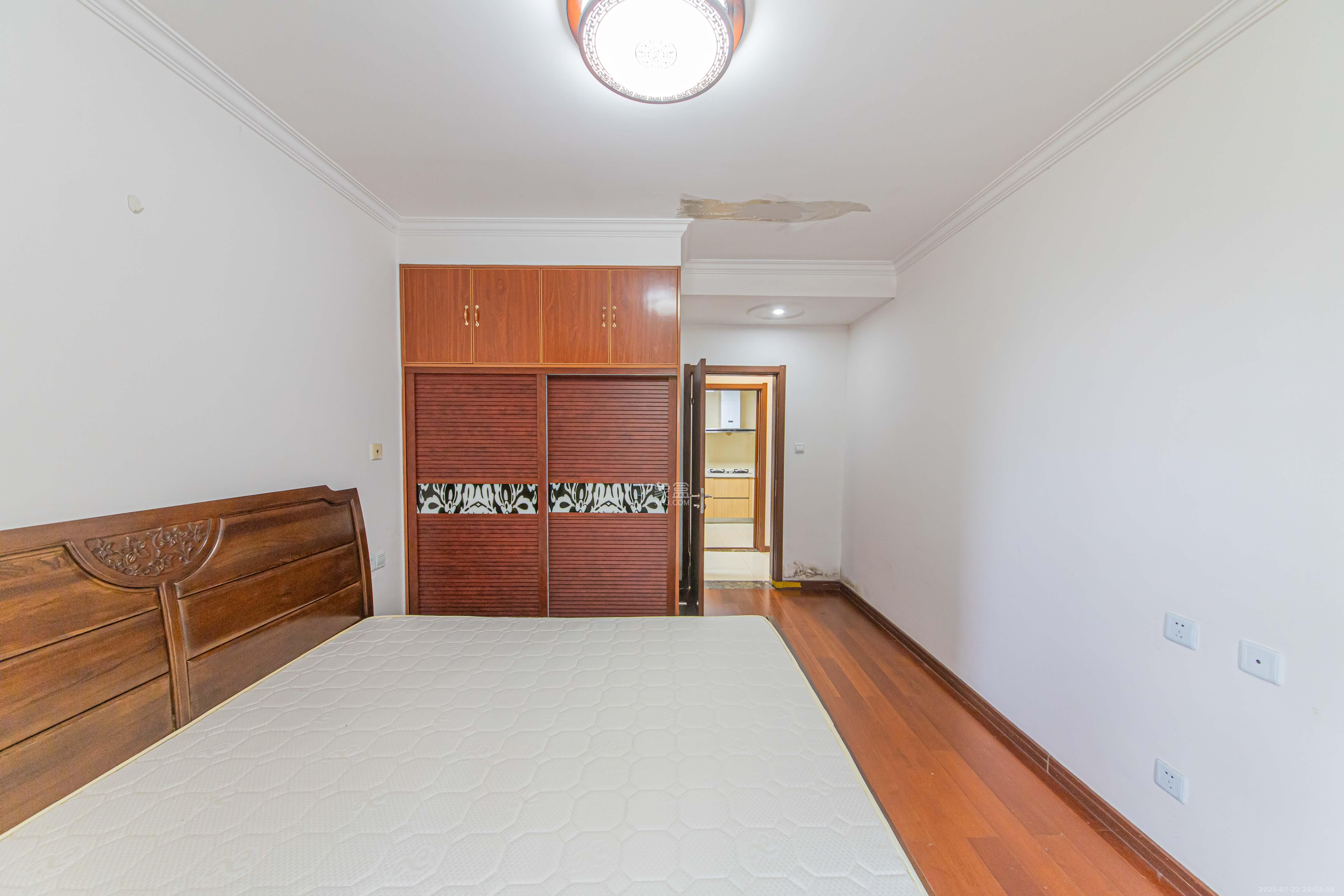 绿地公馆（绿地名邸）  3室2厅1卫    120.0万卧室