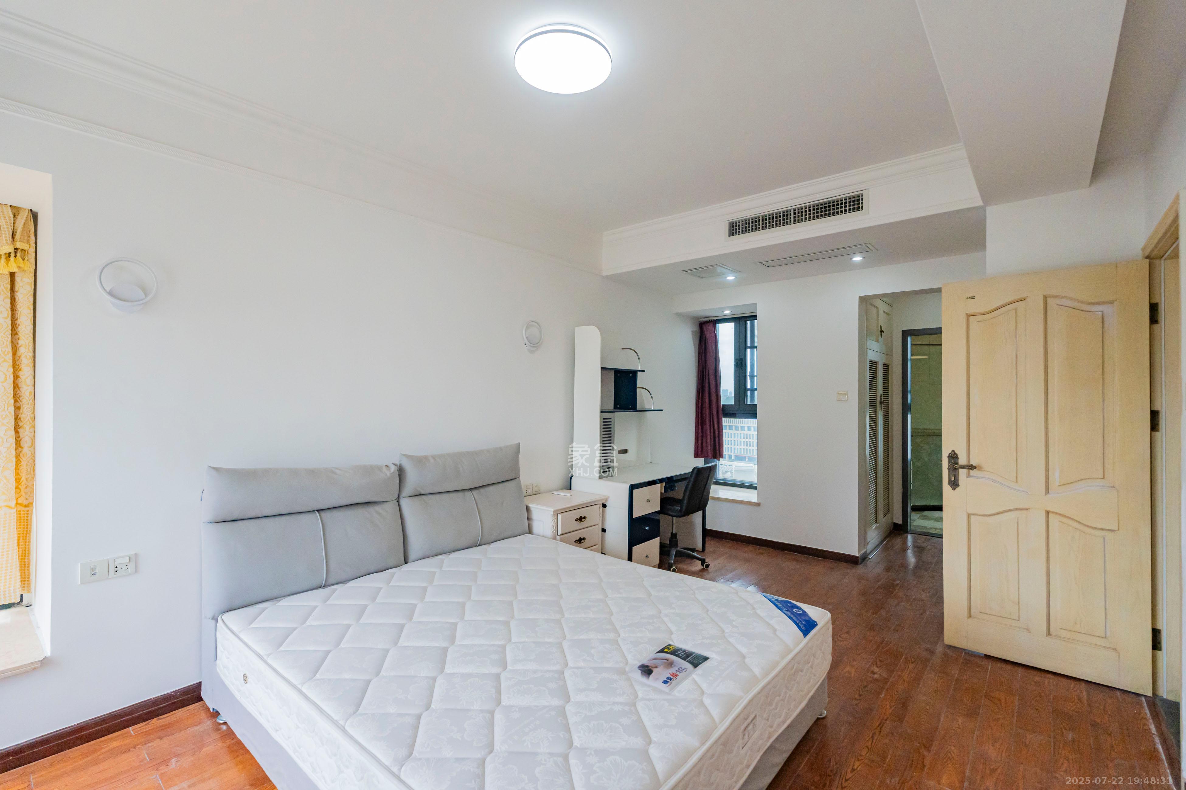 藏珑湖上国际花园  3室2厅2卫    128.0万卧室