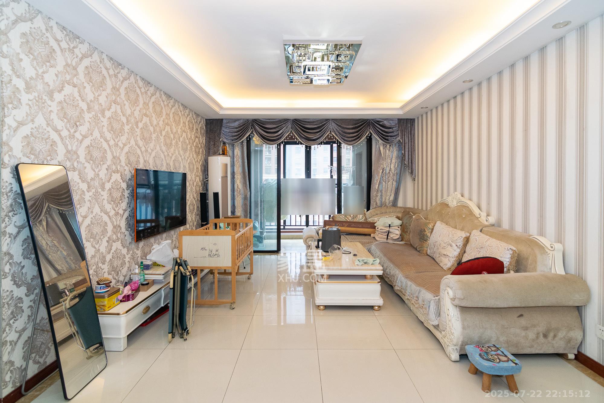 新城国际花都  3室2厅2卫    75.0万客厅