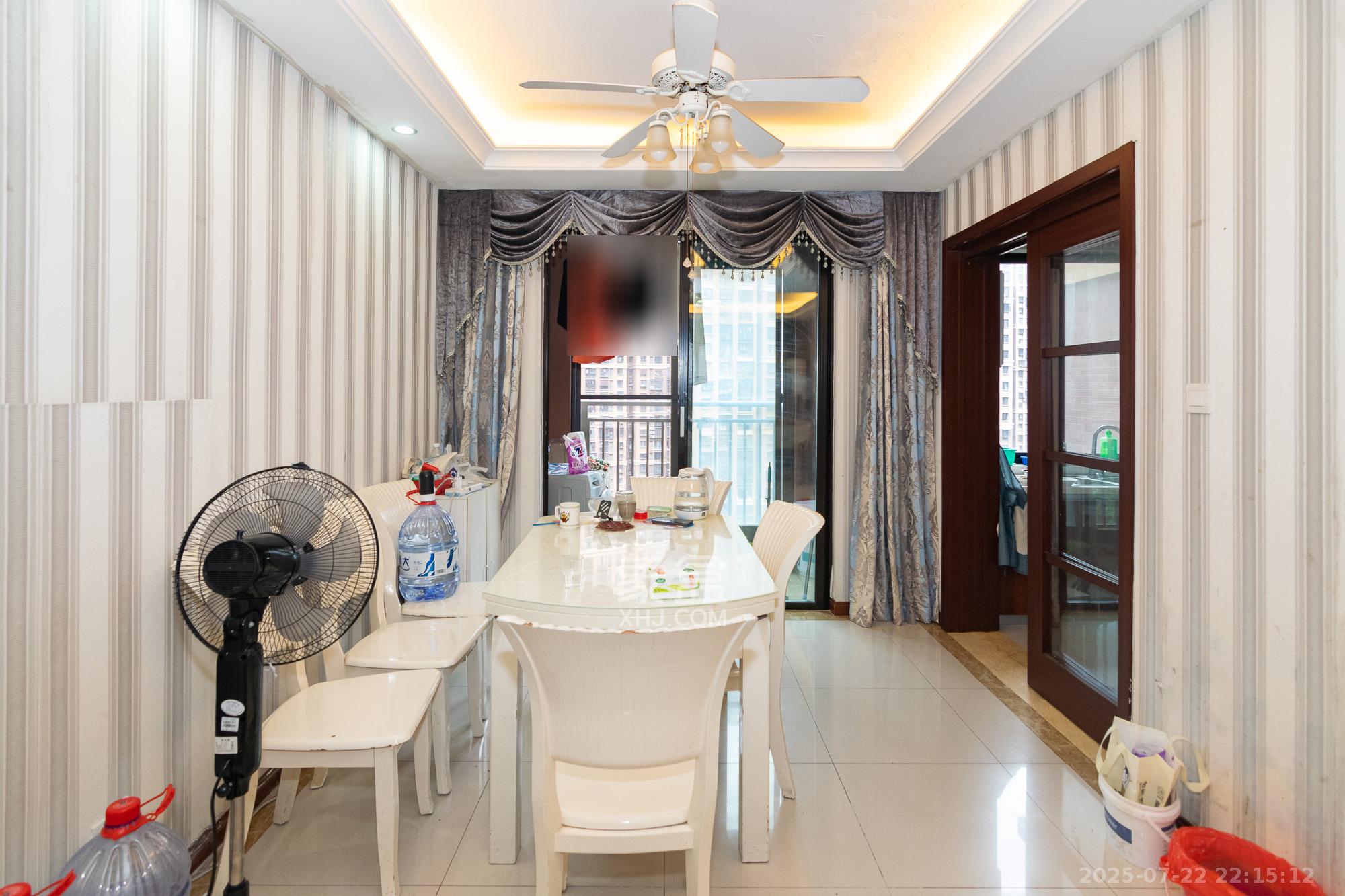 新城国际花都  3室2厅2卫    75.0万客厅