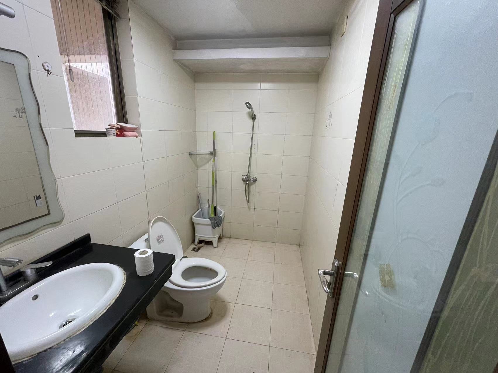 亚洲豪苑南区  3室2厅2卫    2200.0元/月 亚洲豪苑南区  3室2厅2卫    2200.0元/月室内图