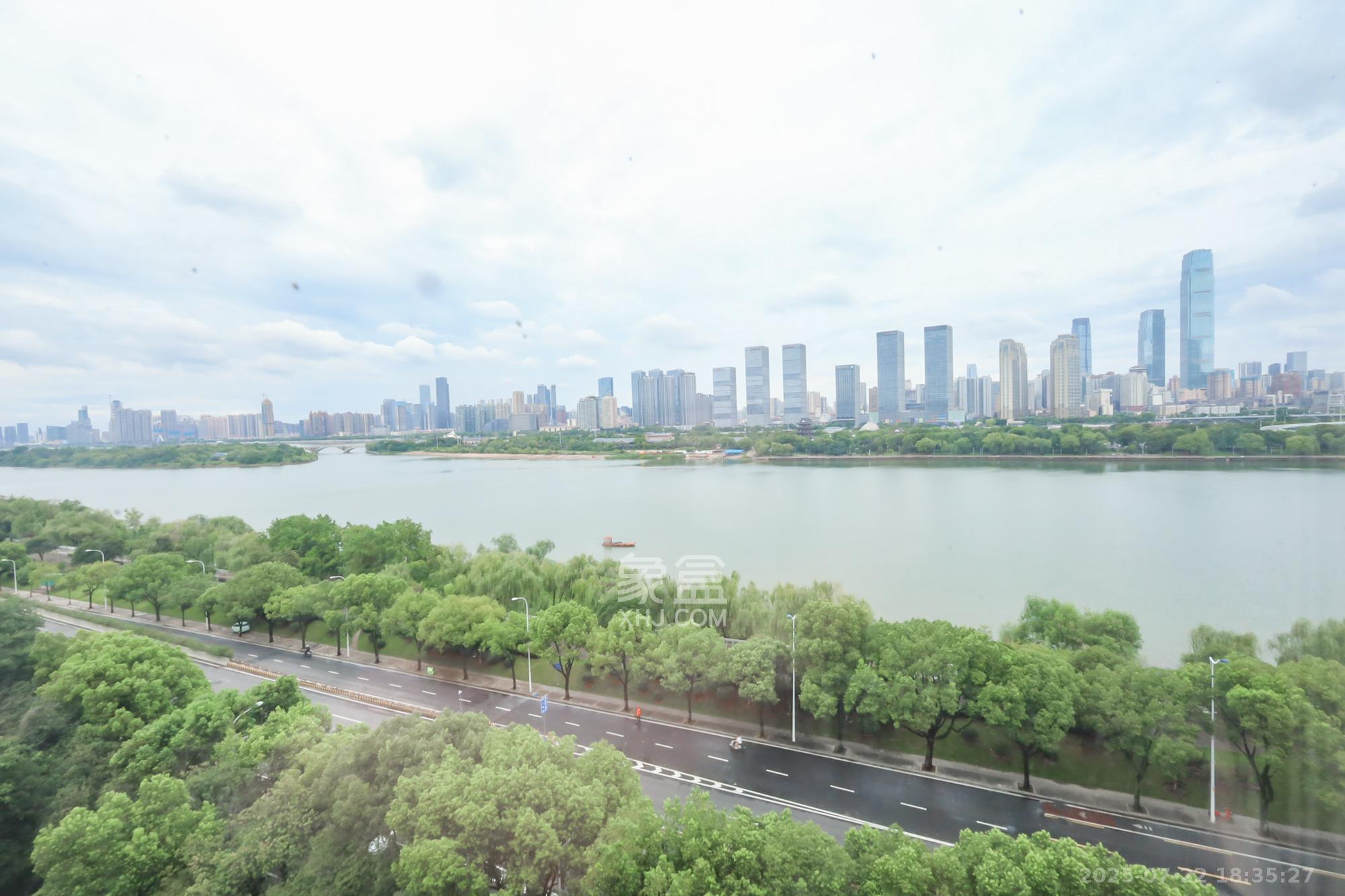 江岸景苑  5室2厅3卫    300.0万其他