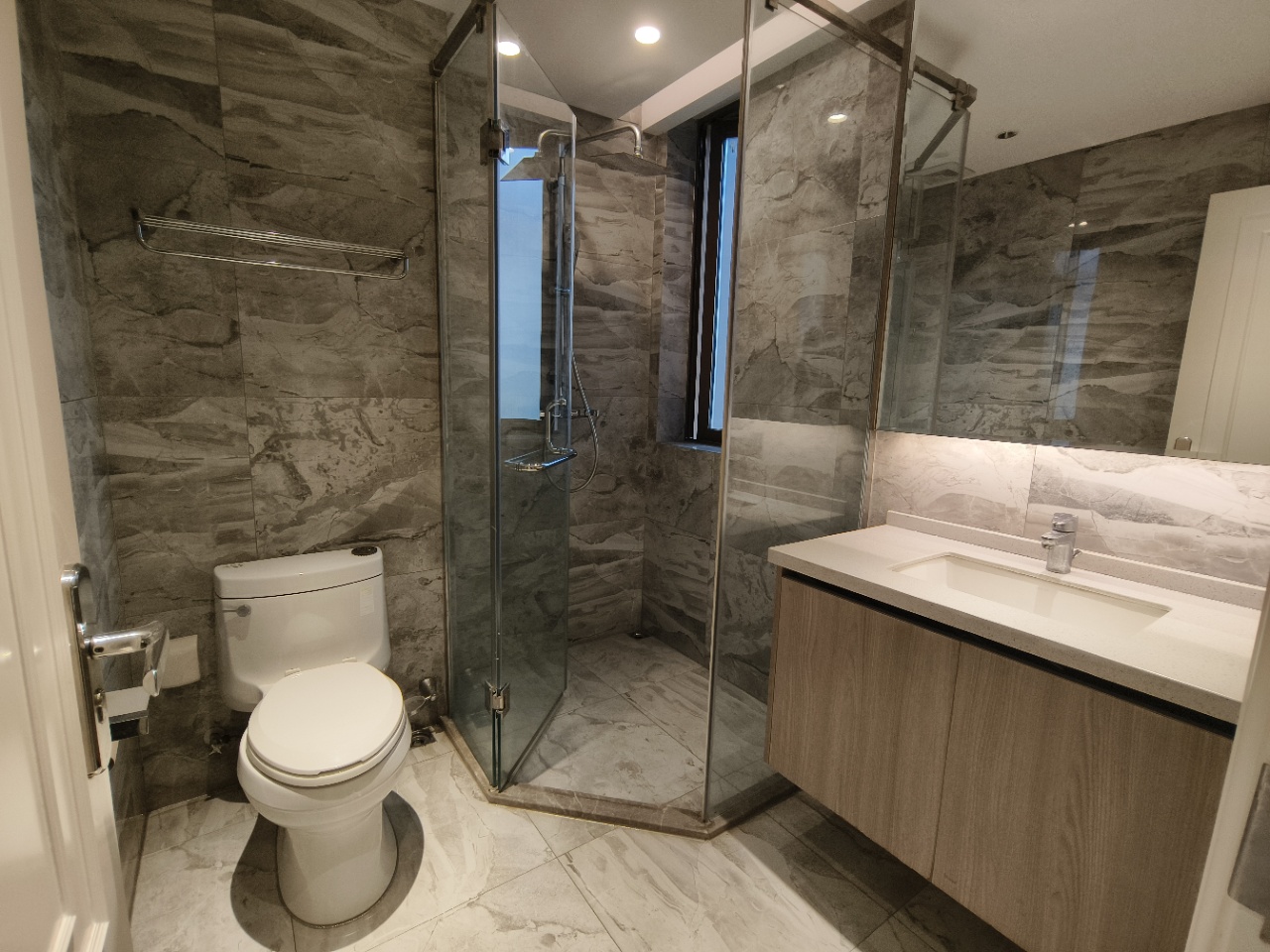 海航豪庭北苑 5室2厅3卫 5500.0元/月 海航豪庭北苑 5室2厅3卫 5500.0元/月室内图