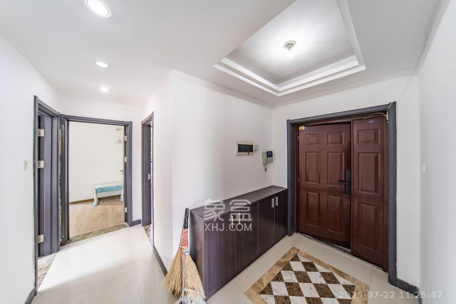 阳光100三期 3室2厅2卫 2700.0元/月 阳光100三期 3室2厅2卫 2700.0元/月室内图