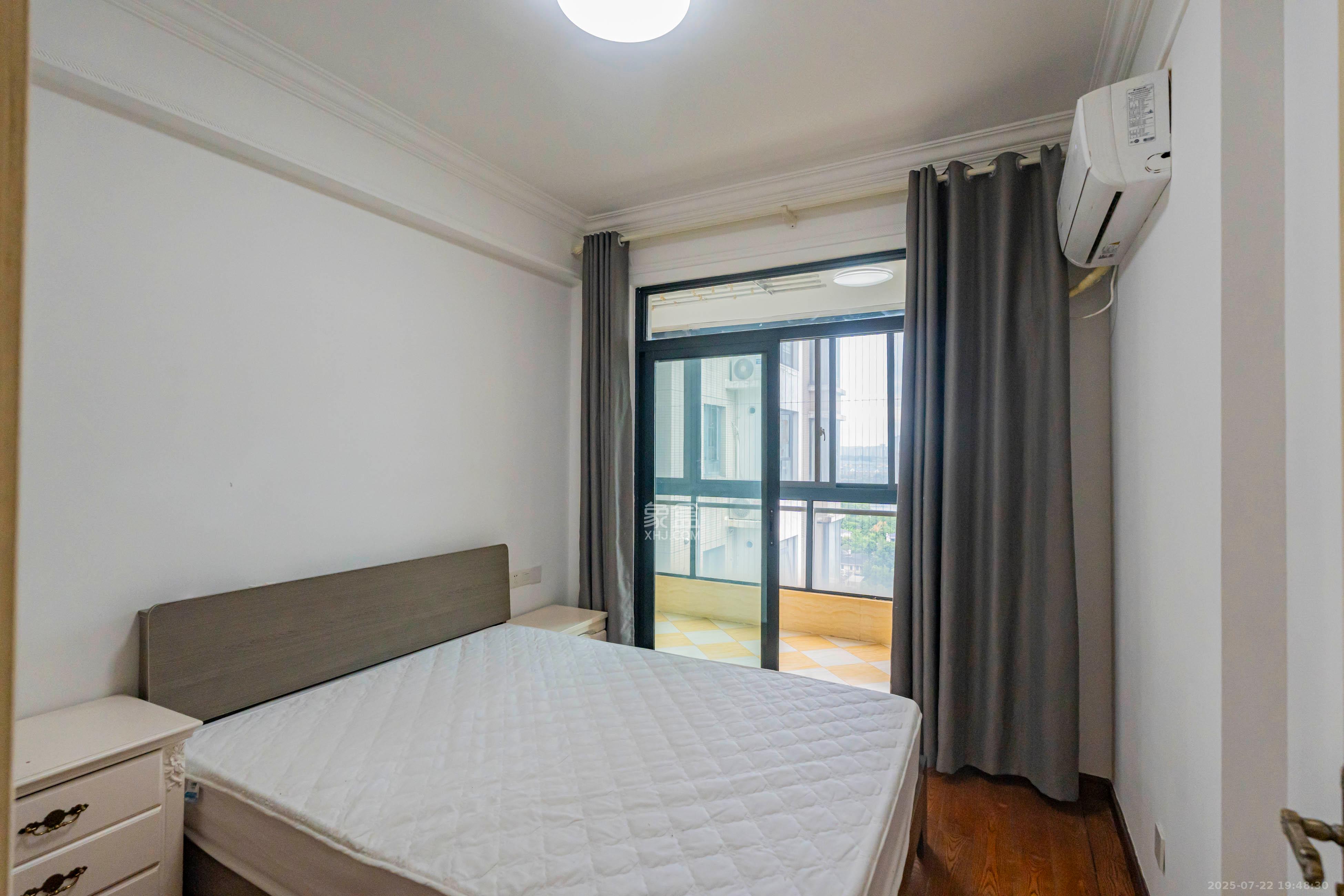 藏珑湖上国际花园 3室2厅2卫 128.0万 藏珑湖上国际花园 3室2厅2卫 128.0万卧室