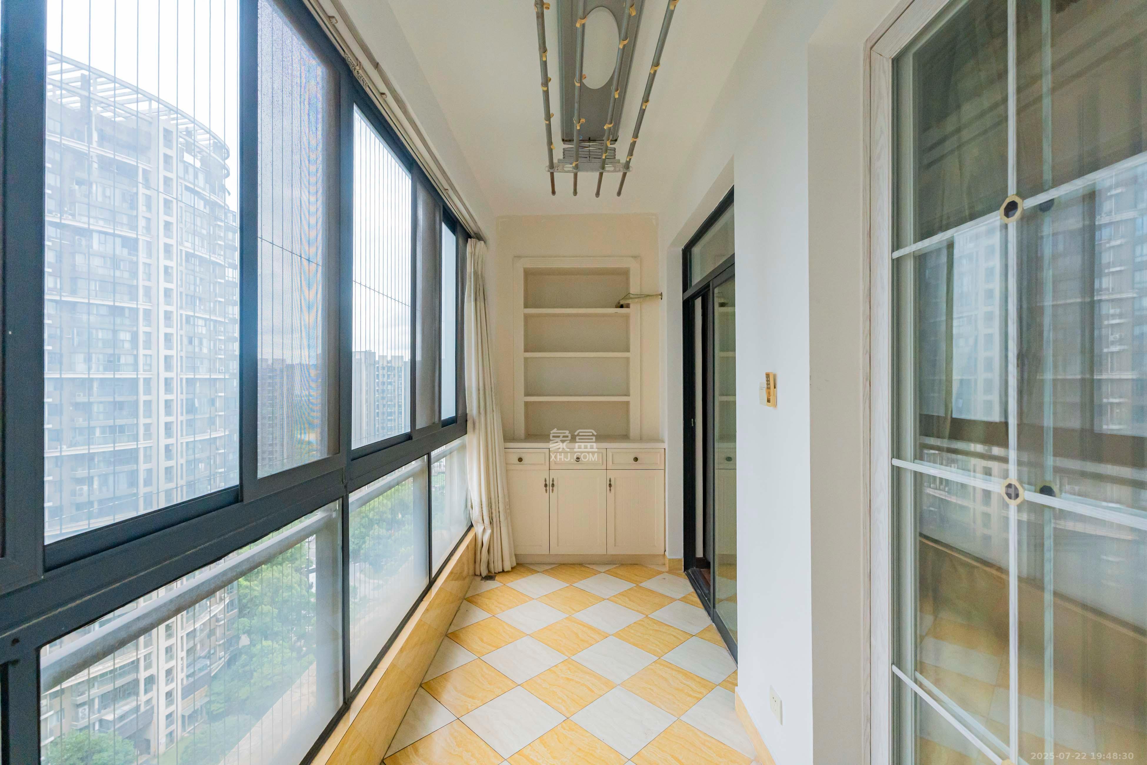 藏珑湖上国际花园 3室2厅2卫 128.0万 藏珑湖上国际花园 3室2厅2卫 128.0万阳台