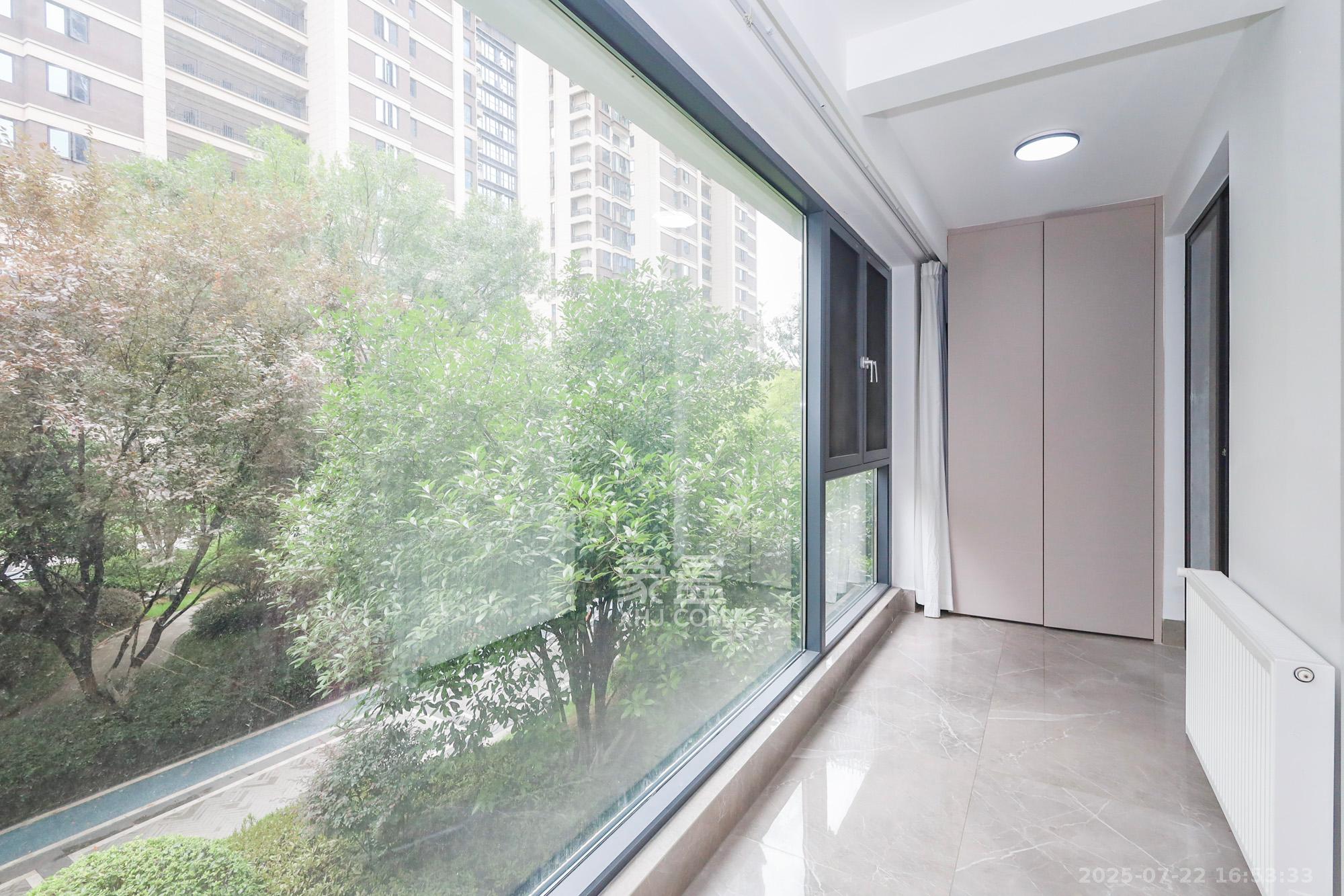 金茂建发泊悦  4室2厅2卫   239.00万阳台