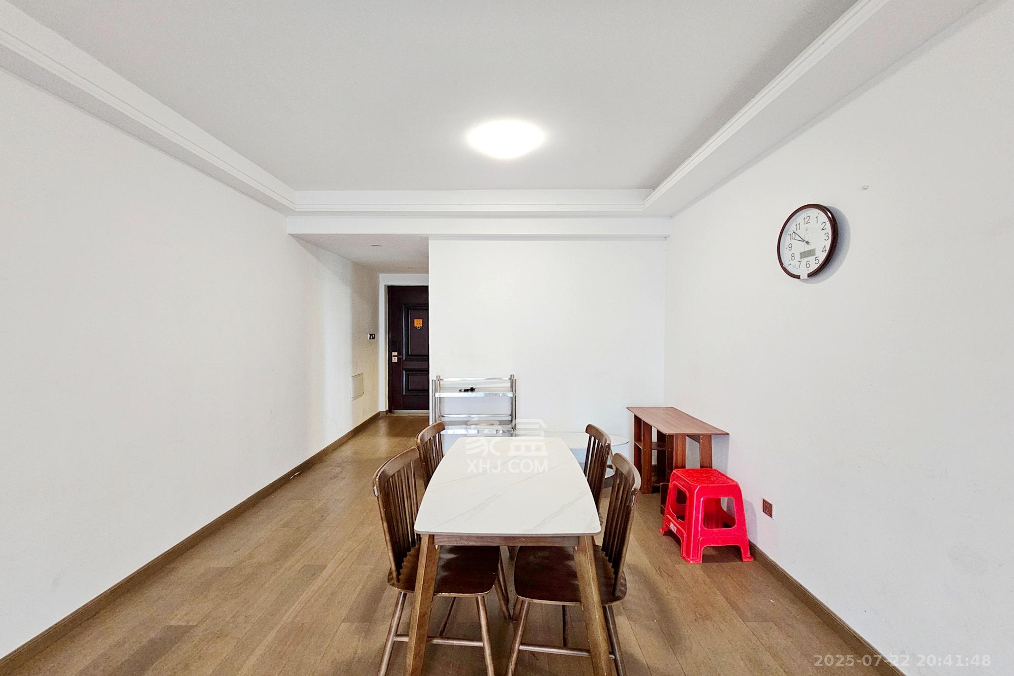 阳光城尚东湾蜜桃园 3室2厅1卫 112.0万 阳光城尚东湾蜜桃园 3室2厅1卫 112.0万客厅