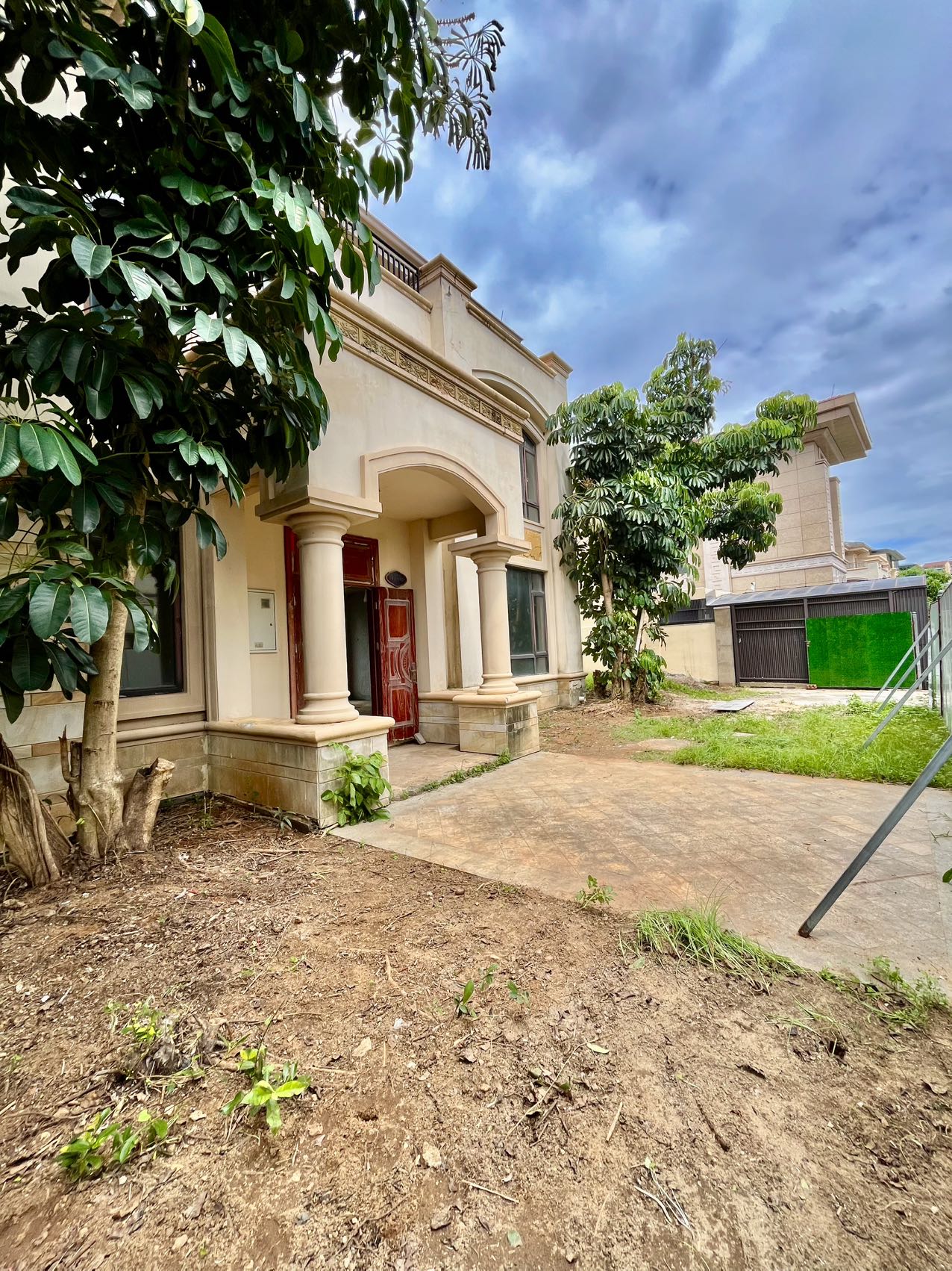 国瑞江畔花园 5室3厅4卫 950.0万 国瑞江畔花园 5室3厅4卫 950.0万客厅