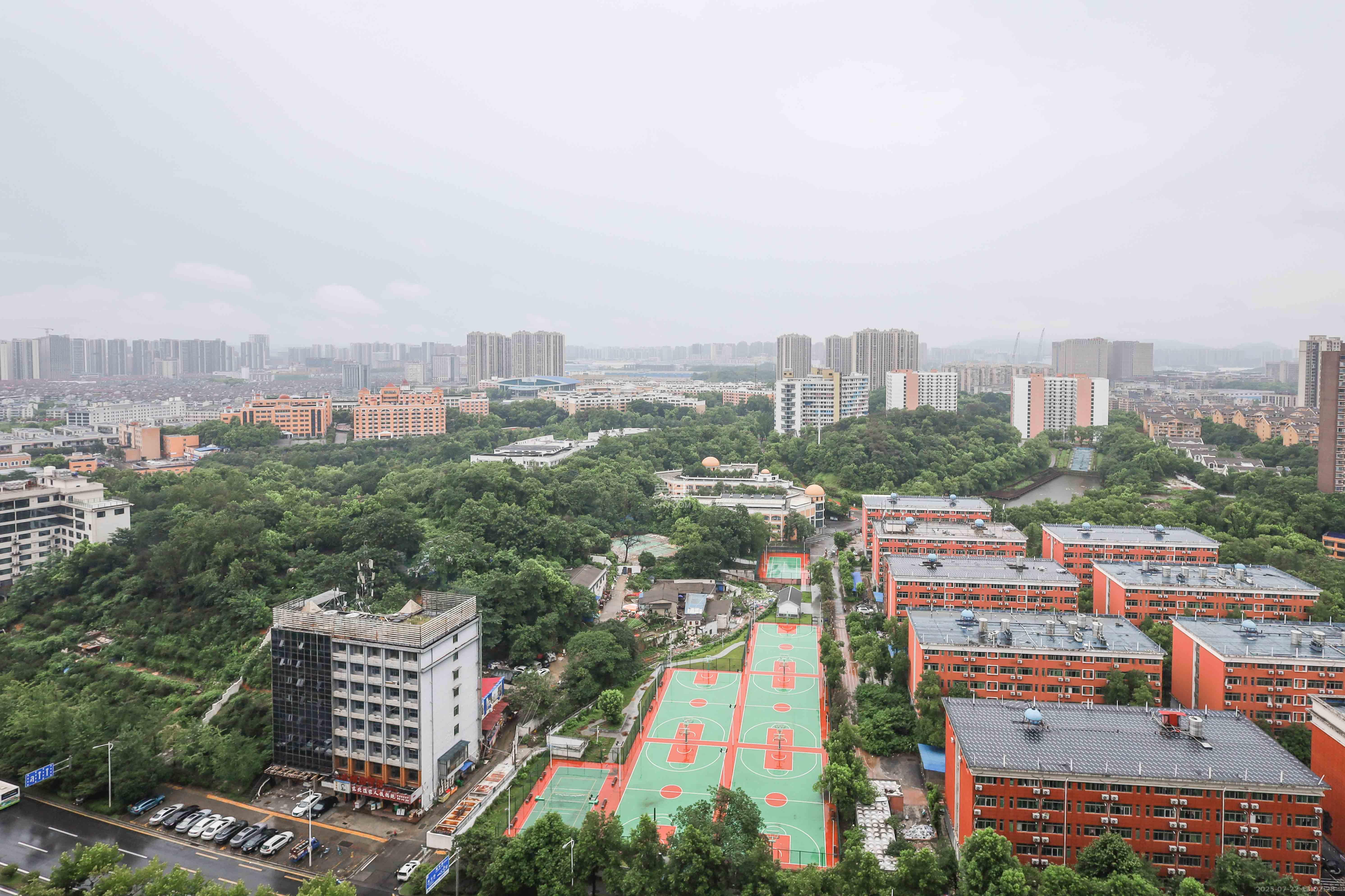 好莱城(弘德西街) 4室2厅2卫 118.0万 好莱城(弘德西街) 4室2厅2卫 118.0万阳台