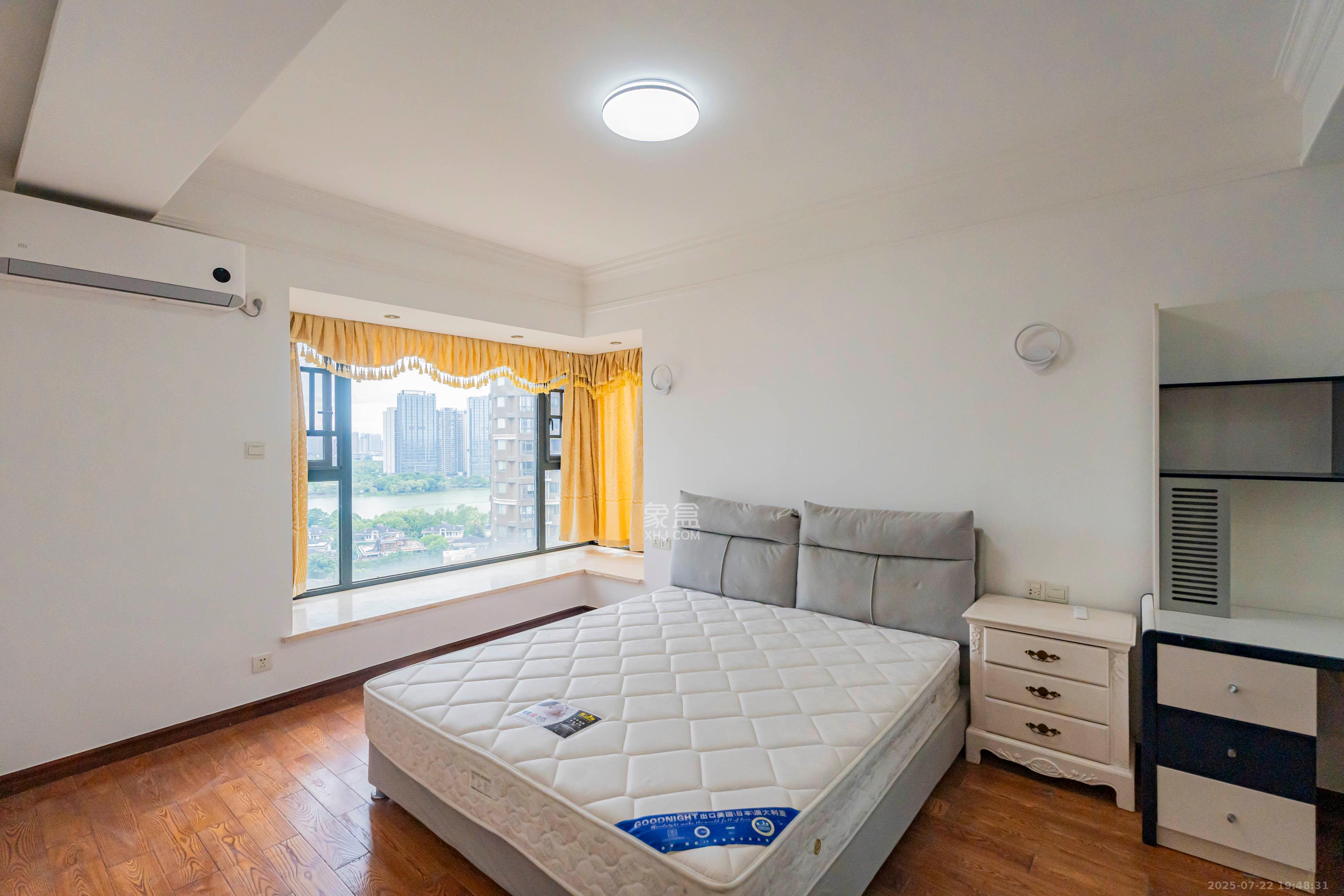 藏珑湖上国际花园  3室2厅2卫    128.0万卧室