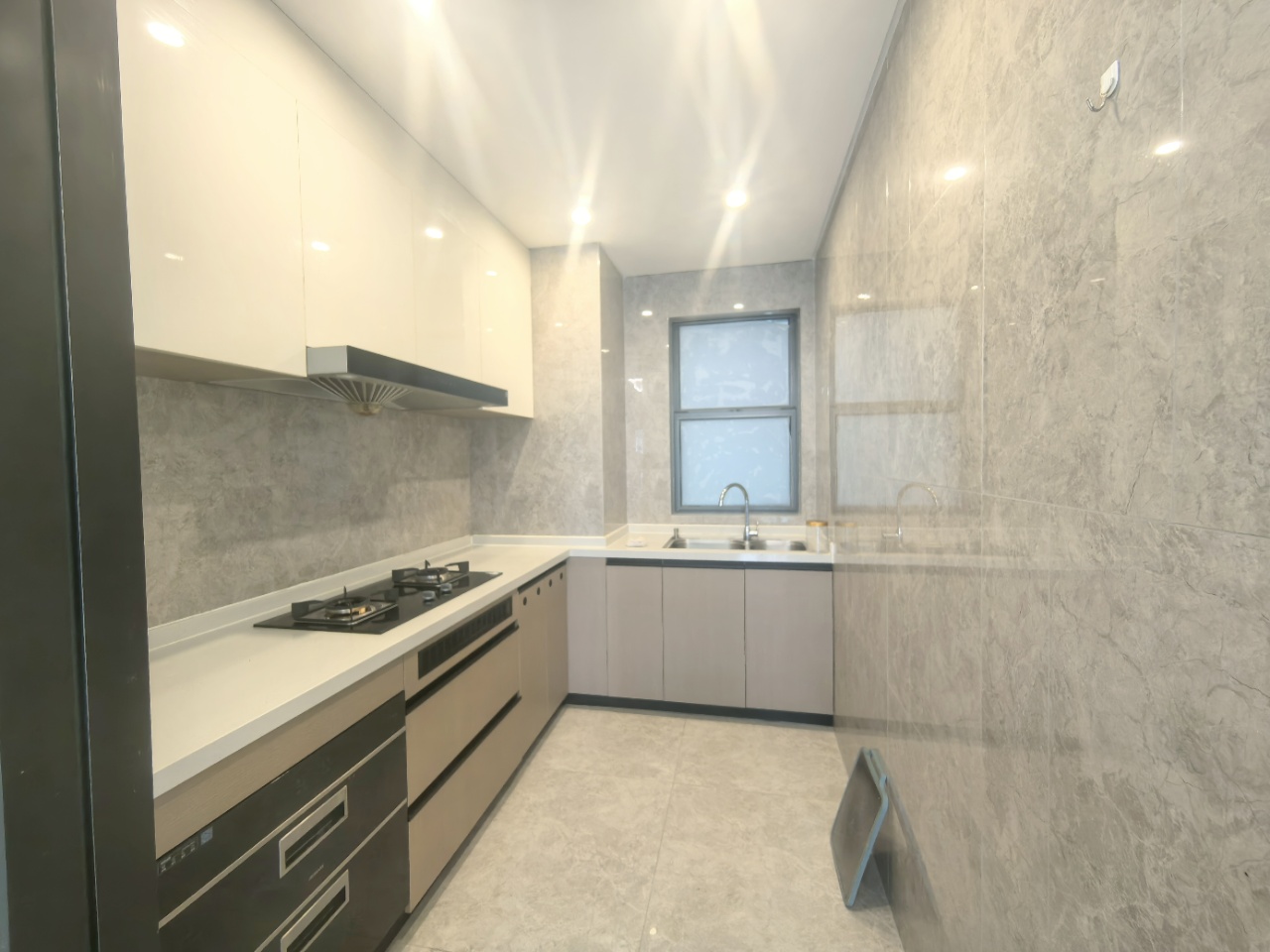 海域阳光(一二期) 2室2厅1卫 2600.0元/月 海域阳光(一二期) 2室2厅1卫 2600.0元/月室内图