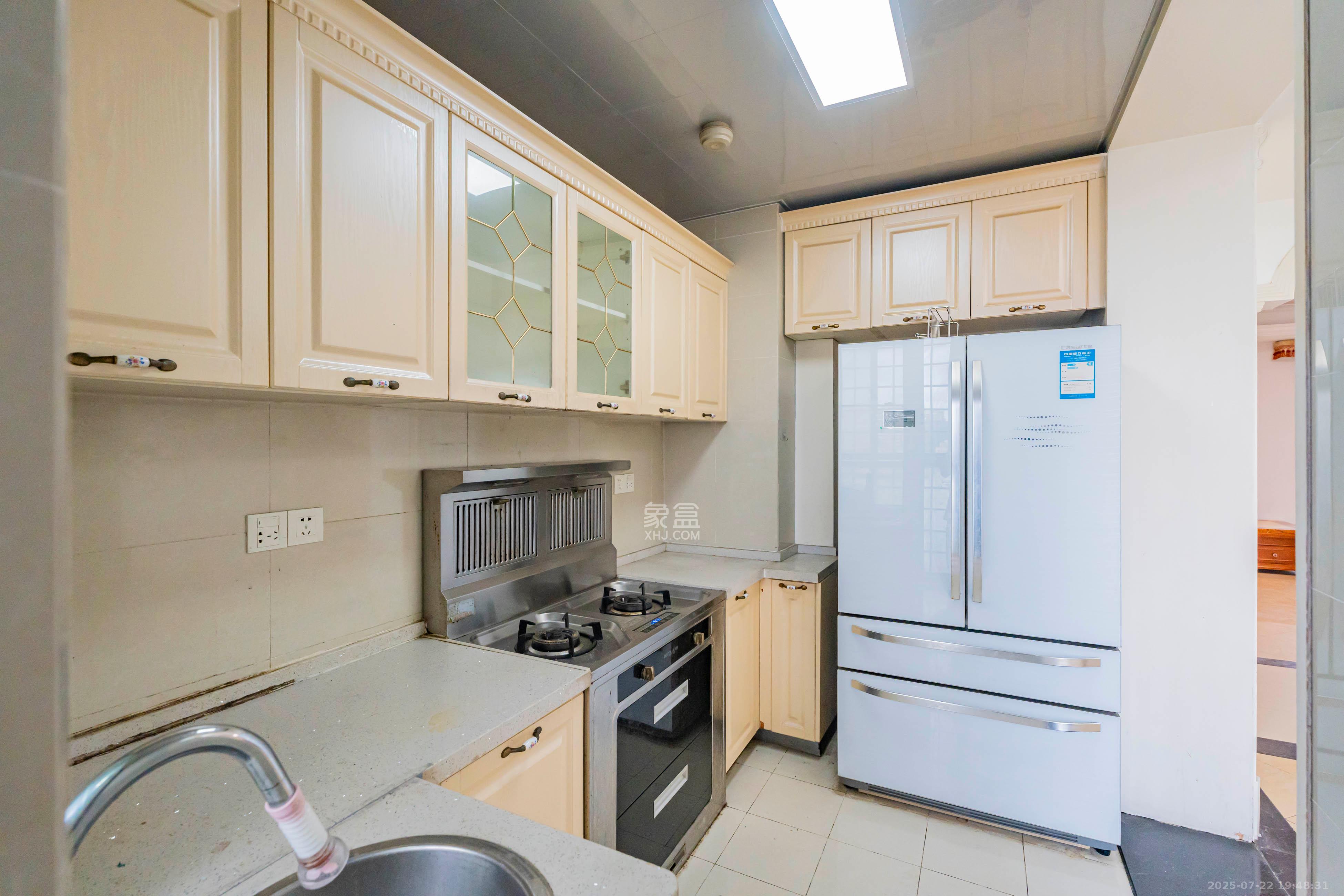 藏珑湖上国际花园 3室2厅2卫 128.0万 藏珑湖上国际花园 3室2厅2卫 128.0万厨房