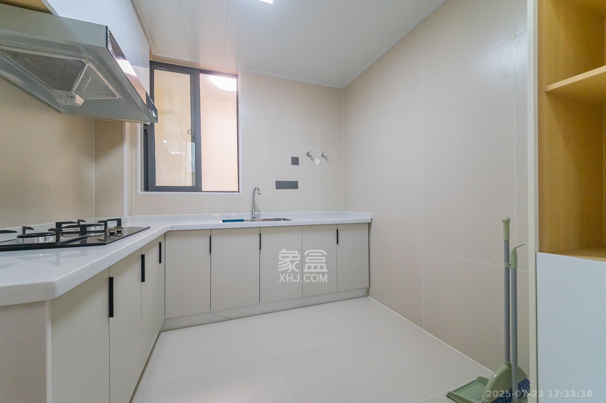 华润凤凰城二期  4室2厅1卫    82.8万厨房