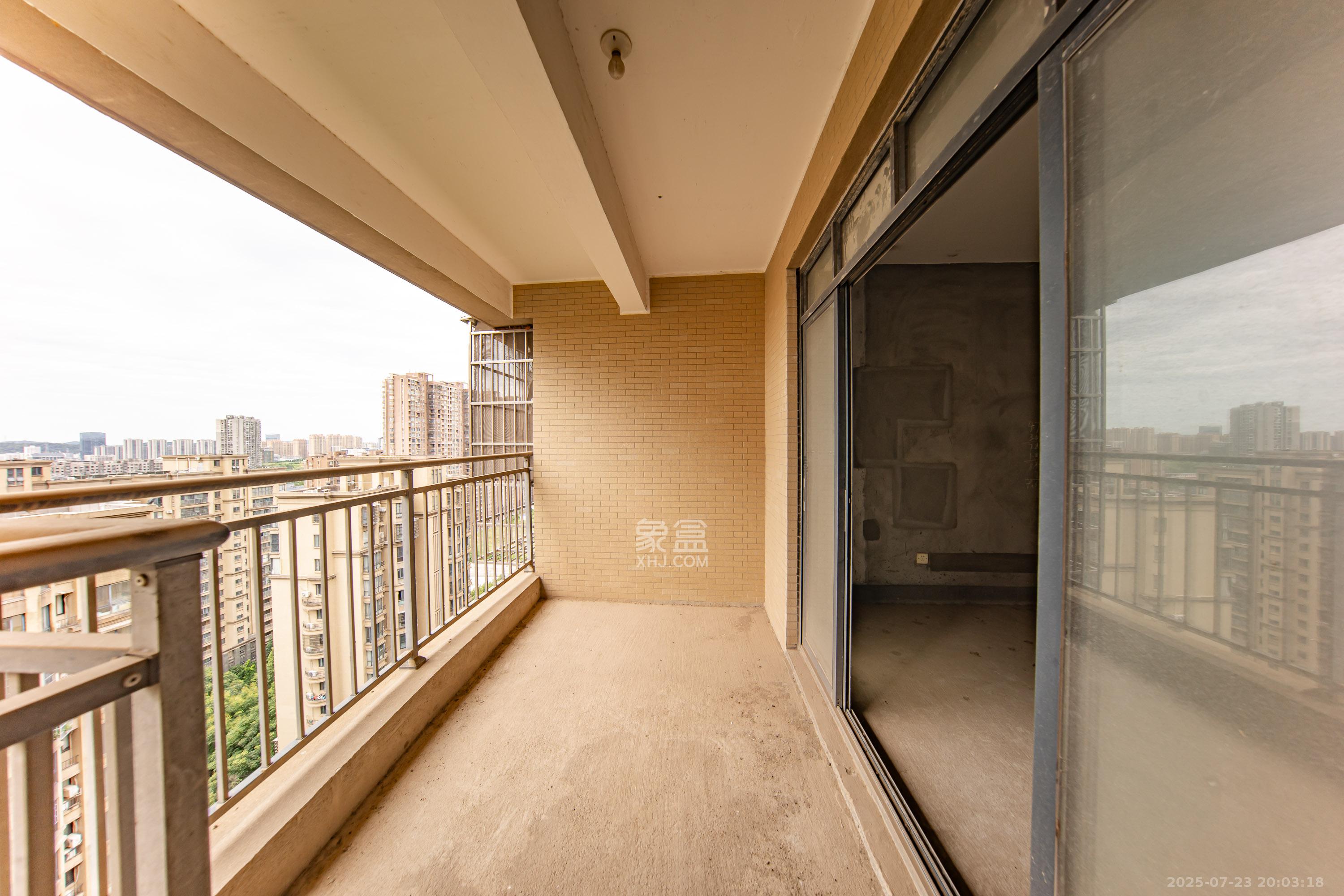 中建麓山和苑  3室2厅2卫   69.80万阳台
