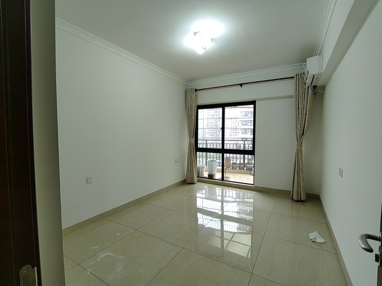 椰岛广场  5室2厅2卫    4000.0元/月室内图