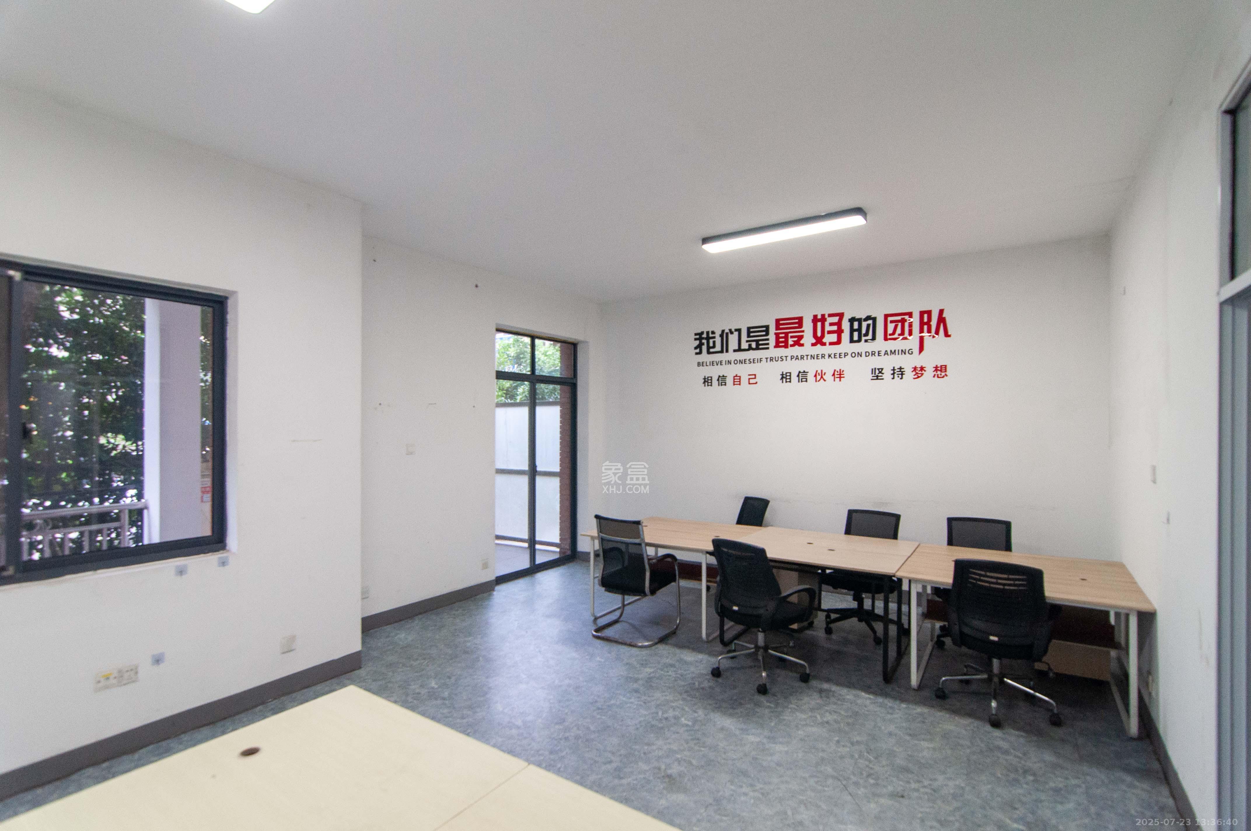麓谷锦园  6室2厅3卫   480.00万客厅