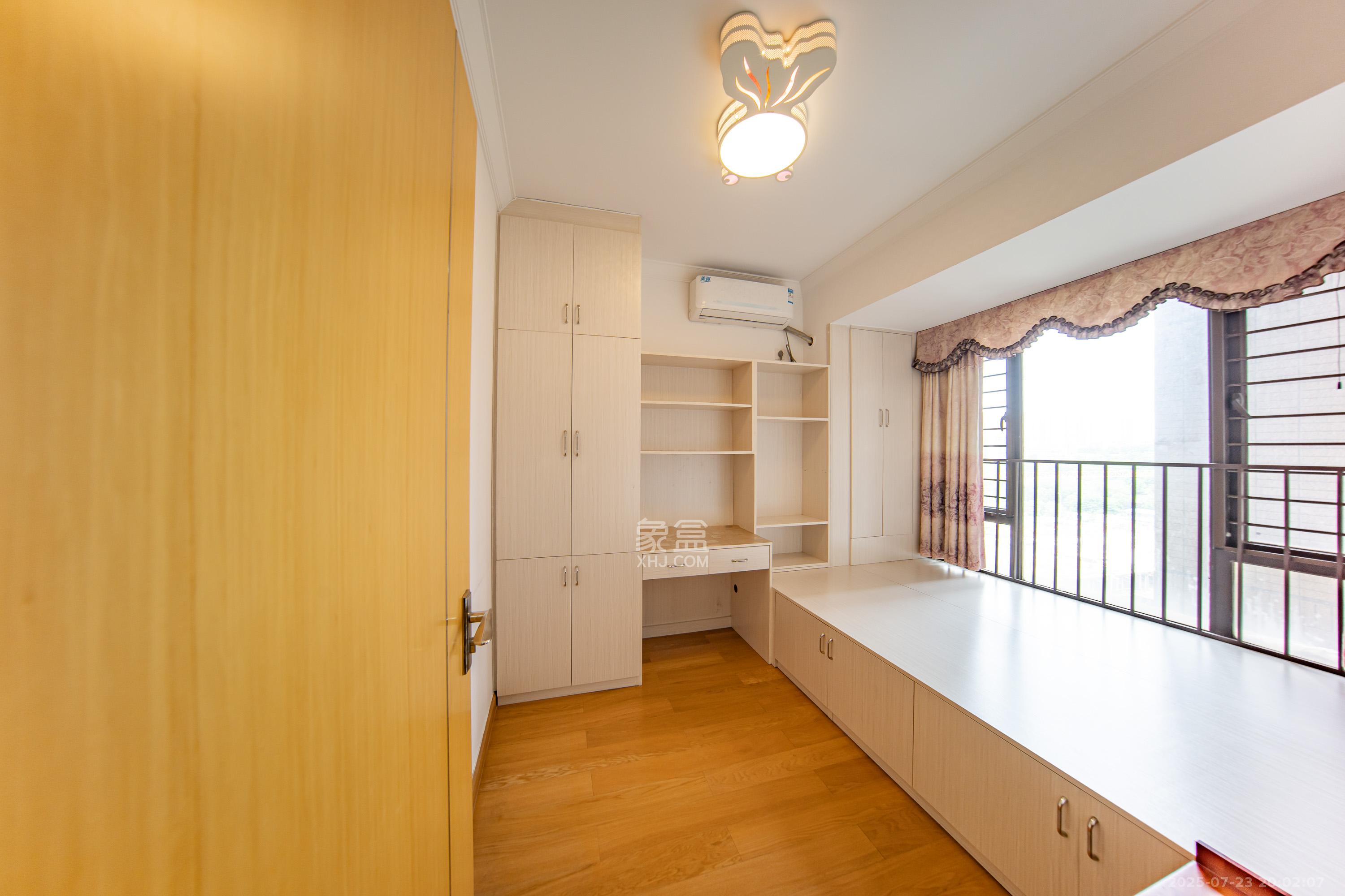 中海国际四期  3室2厅1卫    68.2万 中海国际四期  3室2厅1卫    68.2万卧室