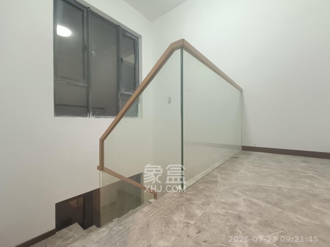 绿地长沙城际空间站(绿地新里佳苑) 5室2厅3卫 5500.0元/月 绿地长沙城际空间站(绿地新里佳苑) 5室2厅3卫 5500.0元/月室内图