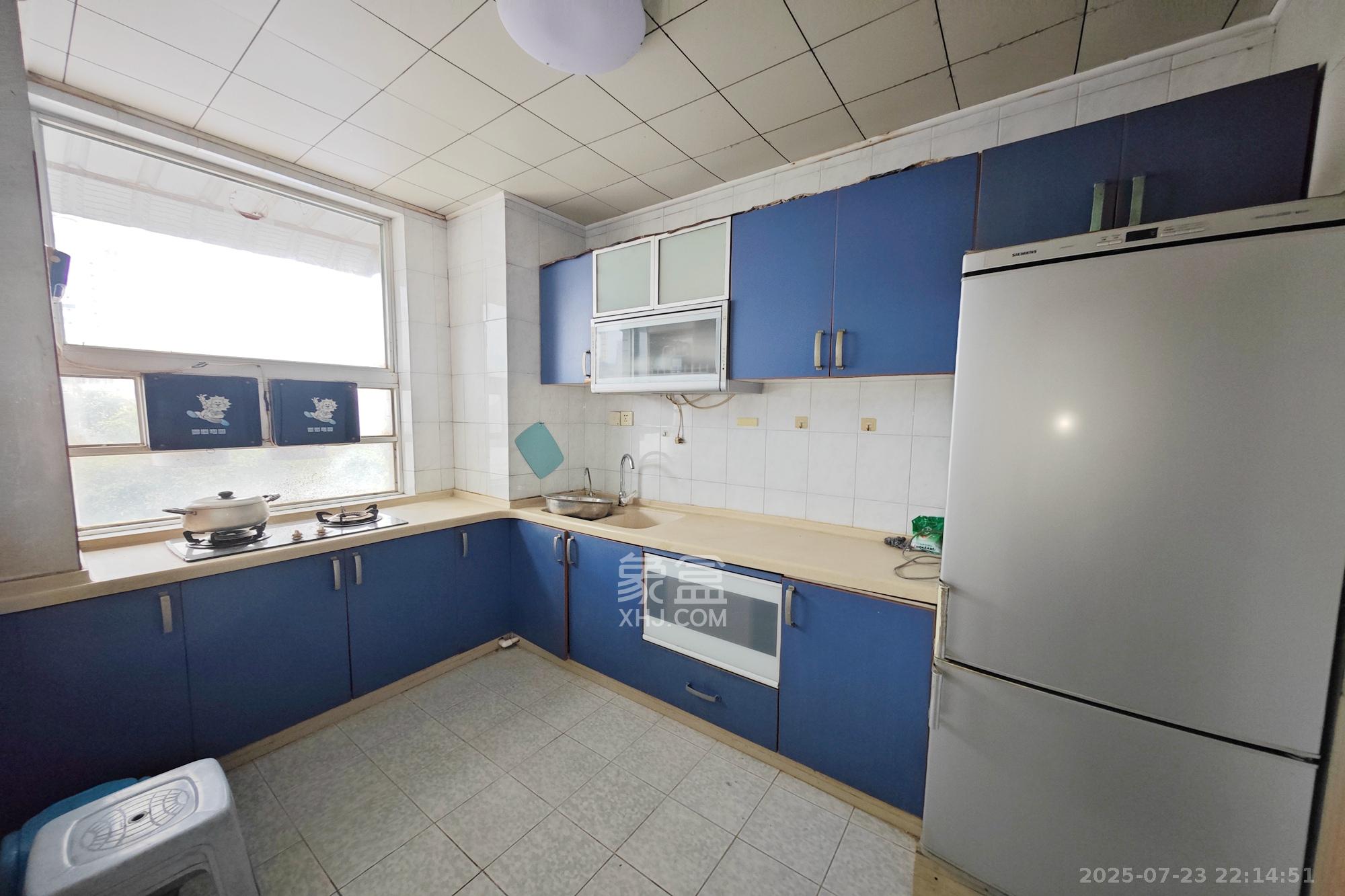 法官公寓 3室2厅2卫 88.0万 法官公寓 3室2厅2卫 88.0万厨房