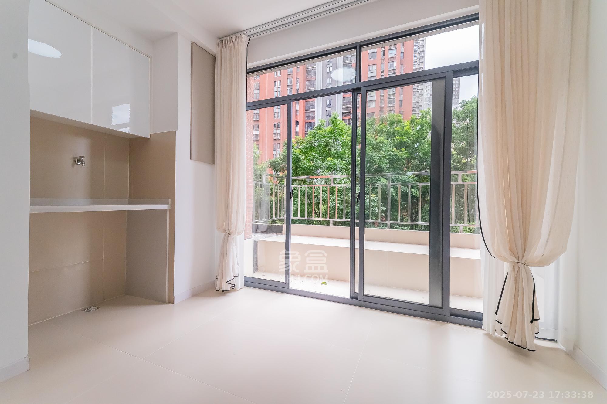 华润凤凰城二期  4室2厅1卫    82.8万阳台