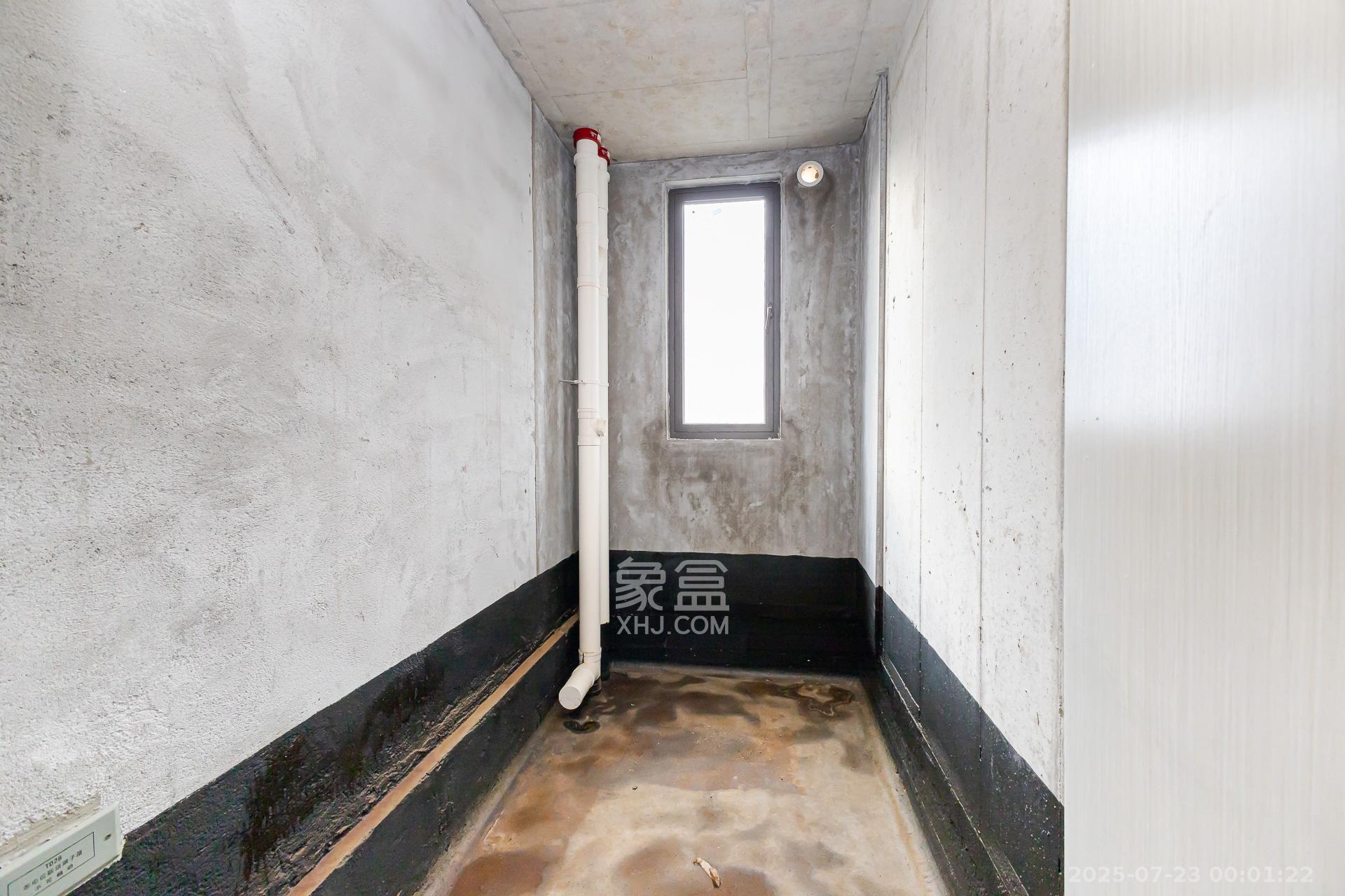 润和湘江天地E区 4室2厅3卫 160.0万 润和湘江天地E区 4室2厅3卫 160.0万卫生间