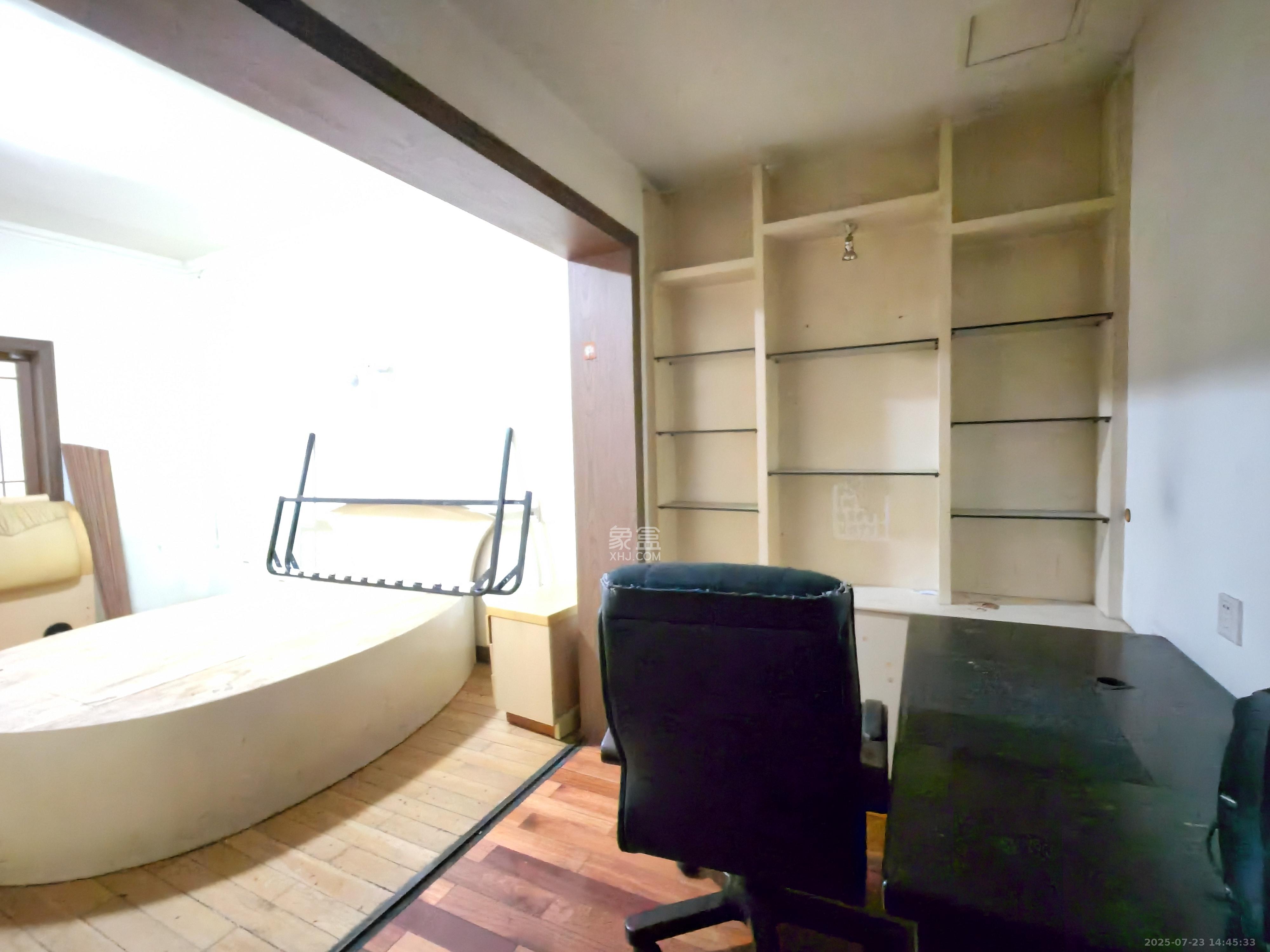 荷花园保险公司宿舍  4室2厅1卫    1800.0元/月室内图